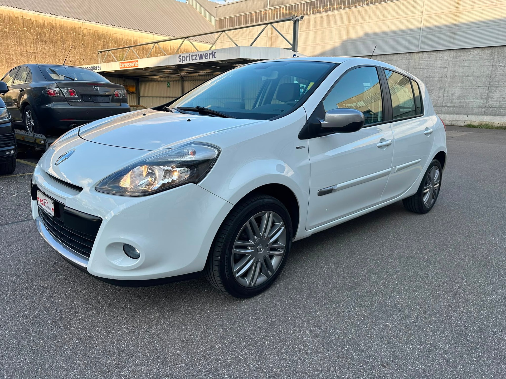 RENAULT Clio 1.6 16V Night&Day Automatic-image-1