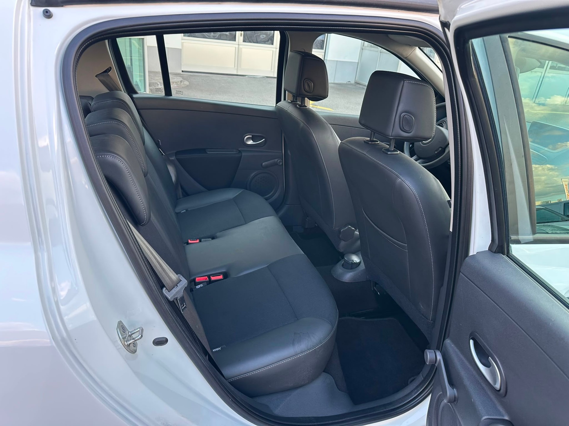 RENAULT Clio 1.6 16V Night&Day Automatic-image-12
