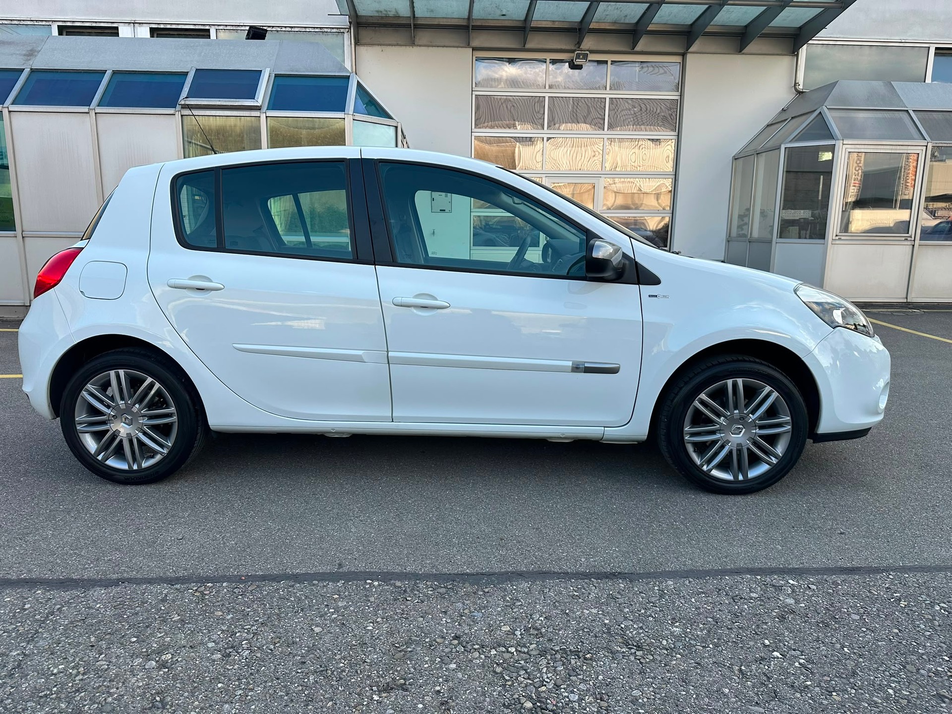 RENAULT Clio 1.6 16V Night&Day Automatic-image-4