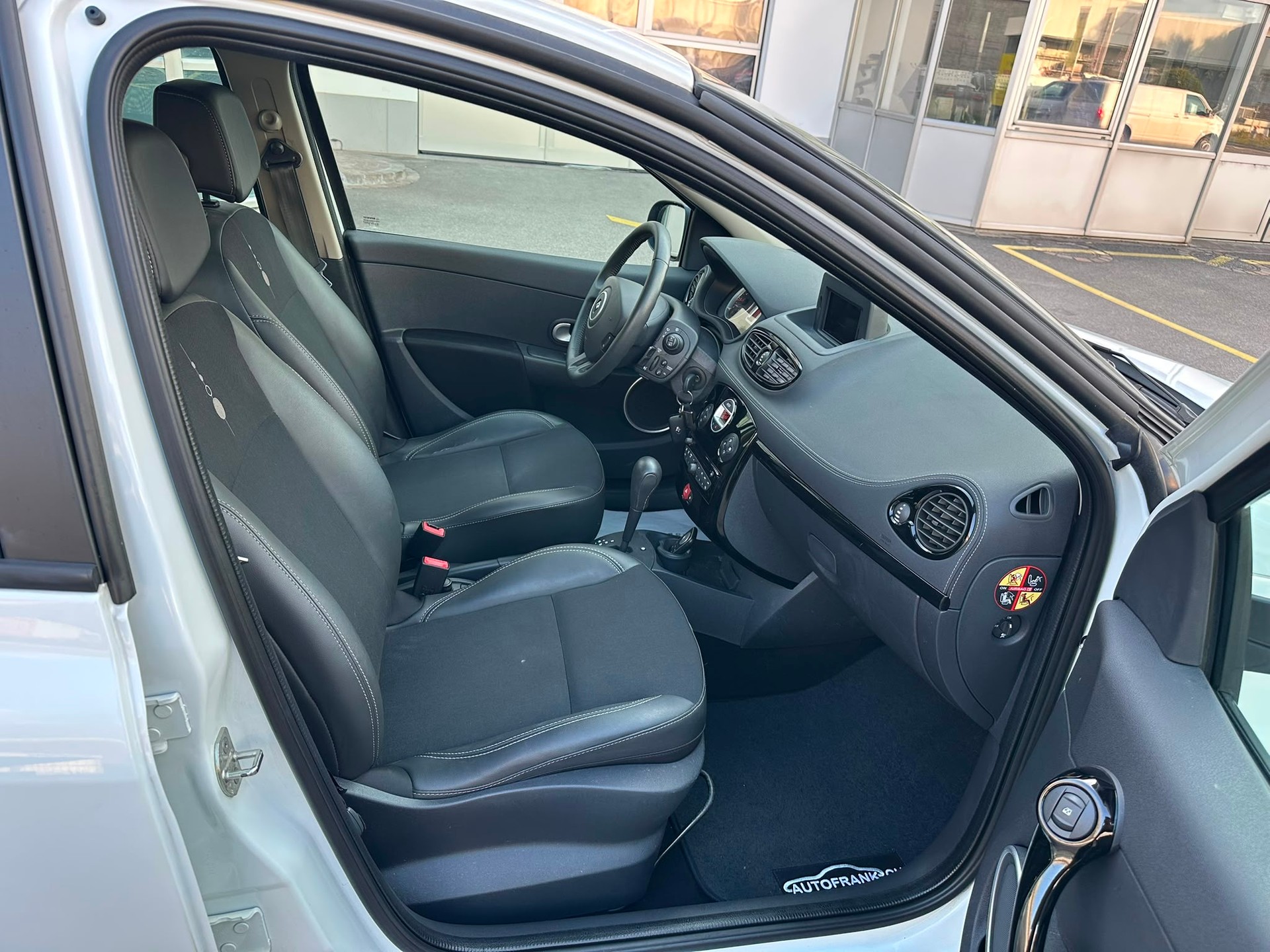 RENAULT Clio 1.6 16V Night&Day Automatic-image-13
