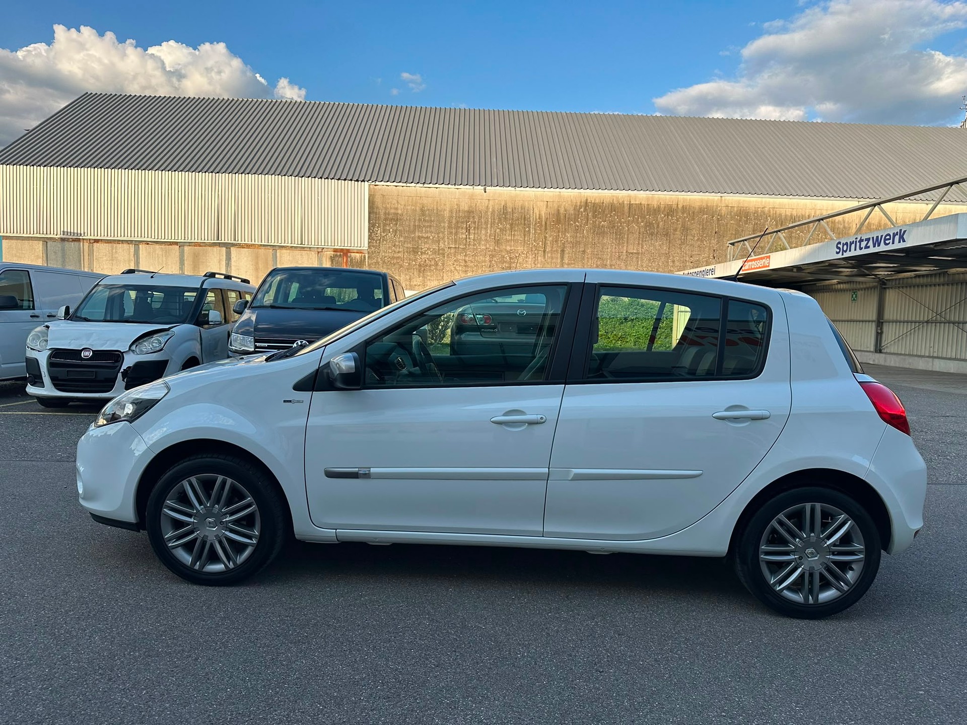 RENAULT Clio 1.6 16V Night&Day Automatic-image-0