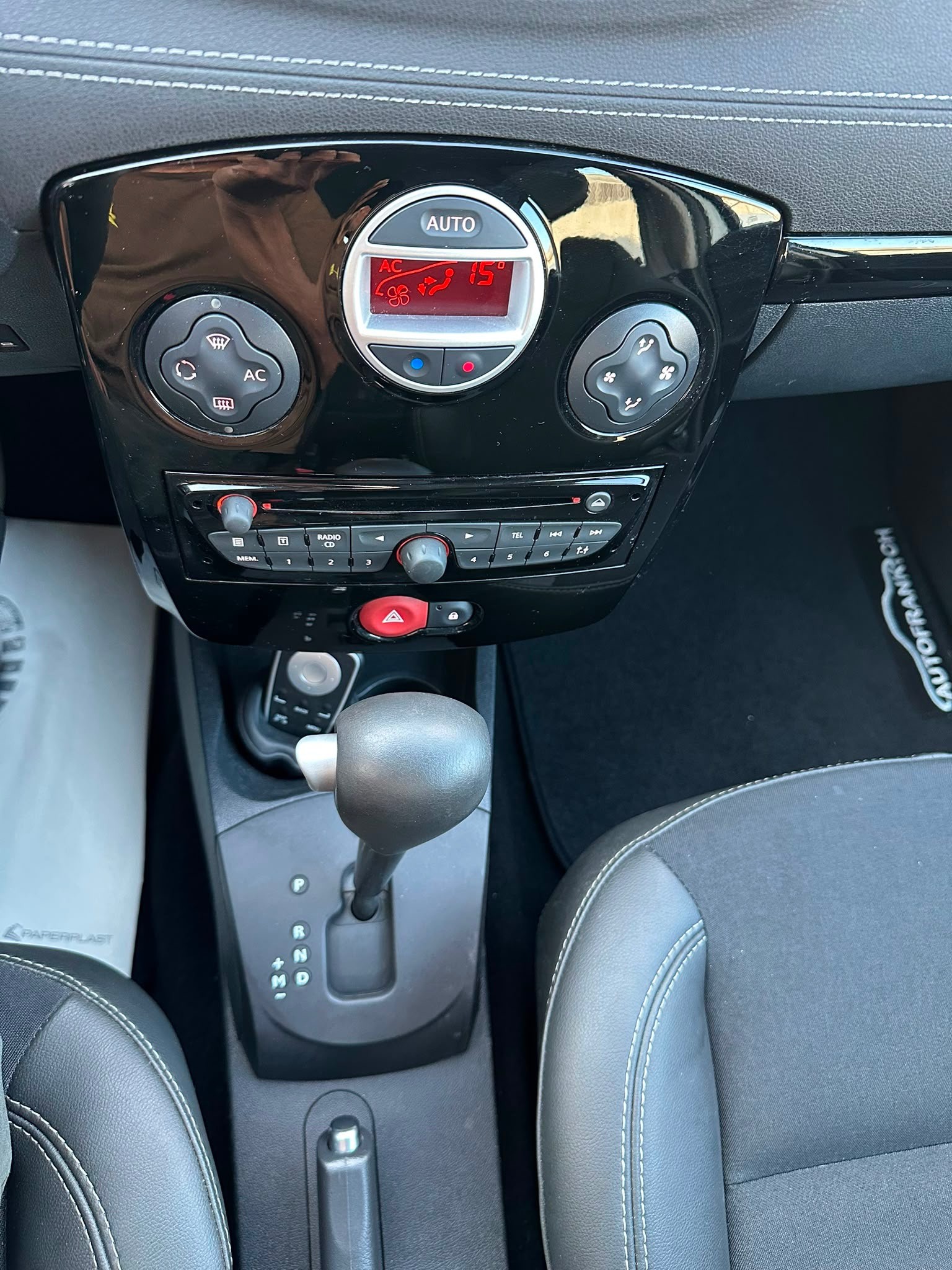 RENAULT Clio 1.6 16V Night&Day Automatic-image-14