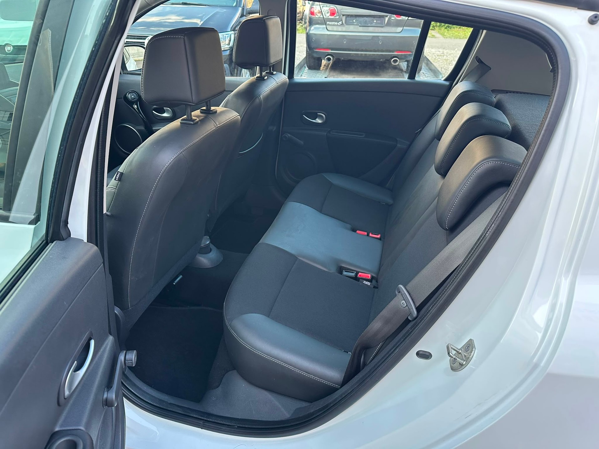RENAULT Clio 1.6 16V Night&Day Automatic-image-9