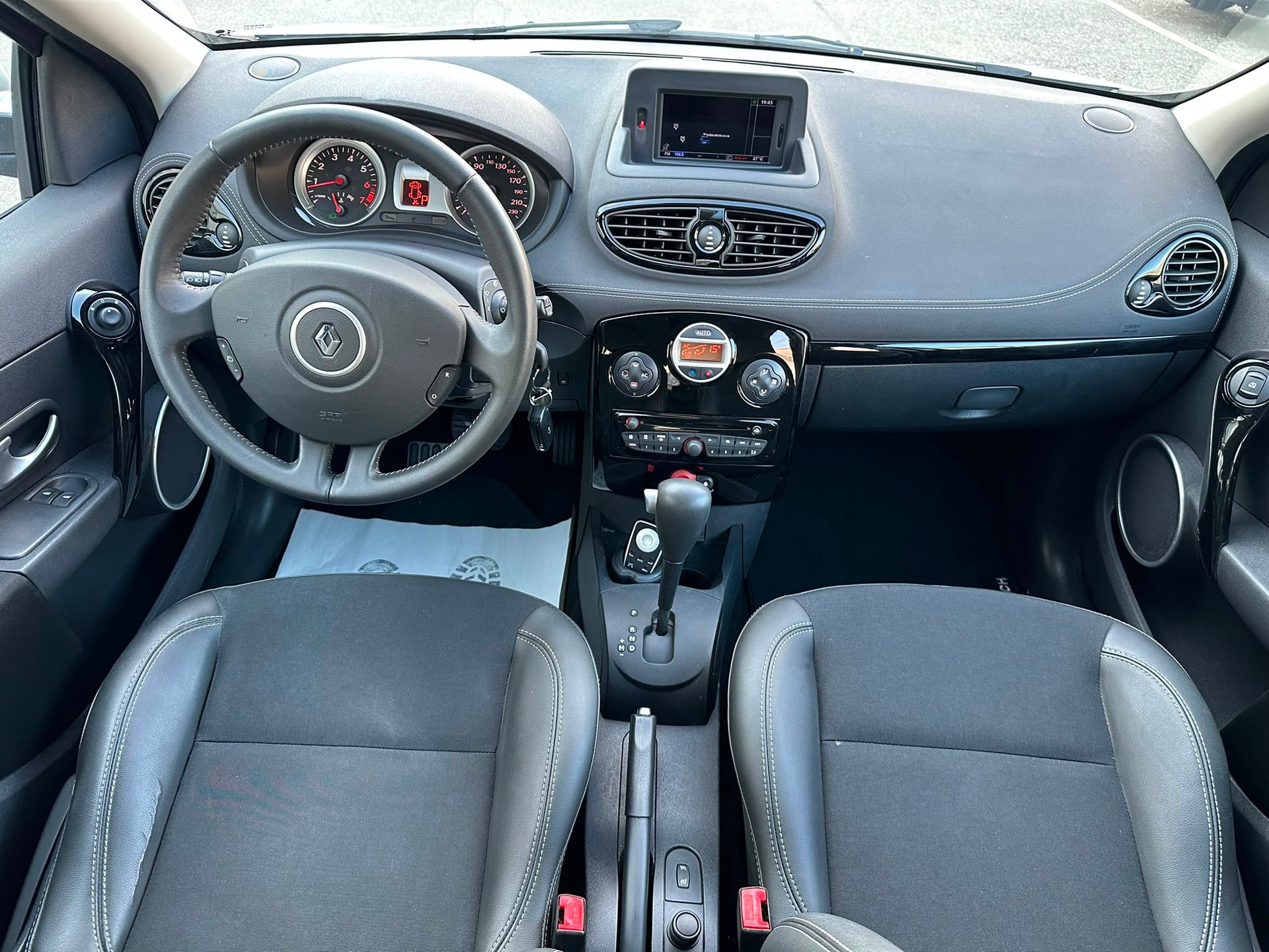 RENAULT Clio 1.6 16V Night&Day Automatic-image-10