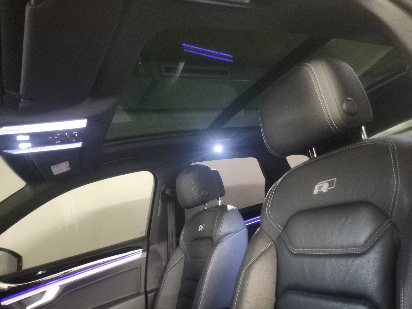 VW Touareg 3.0 TSI R-Line Tiptronic-image-14