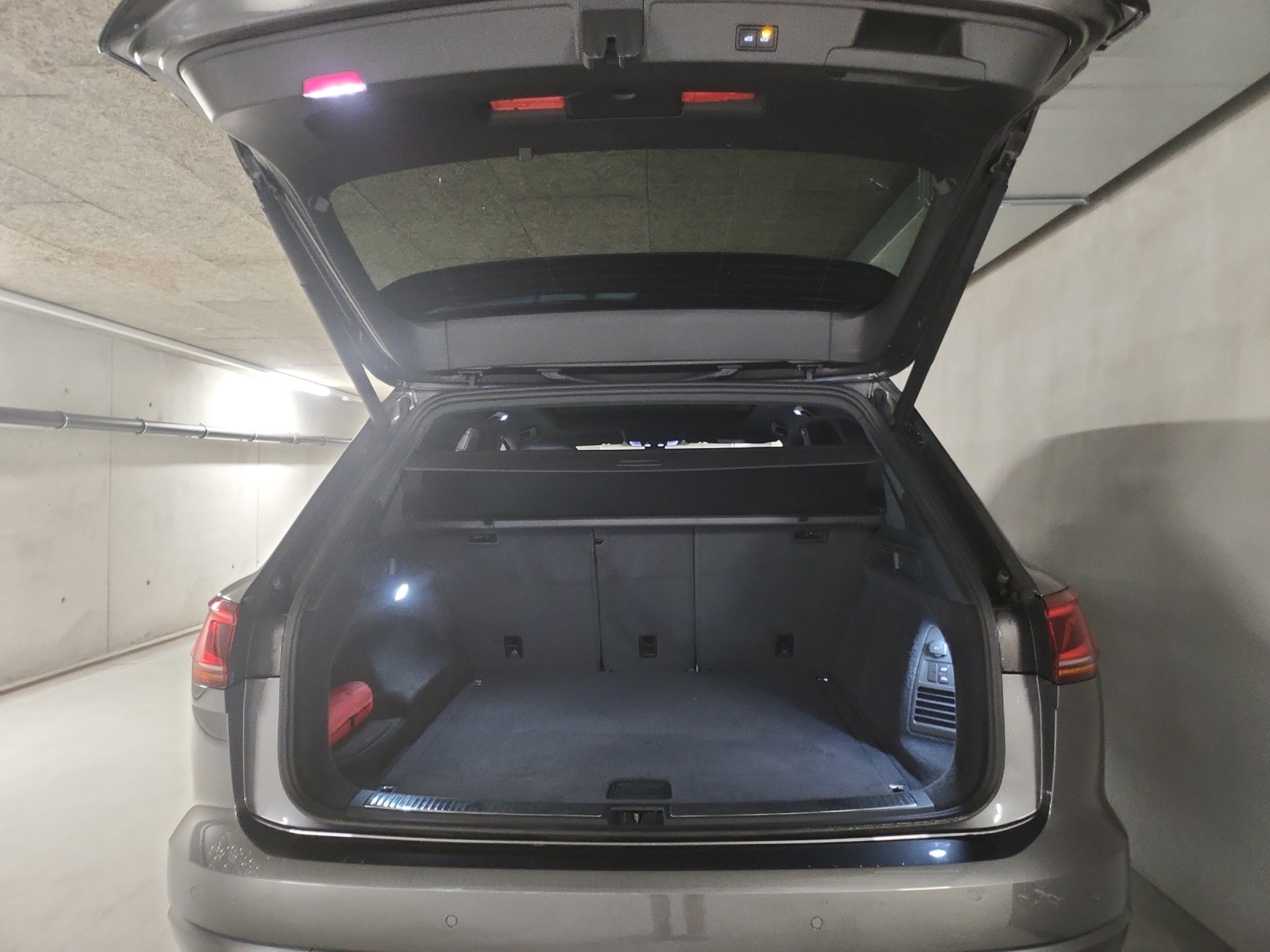VW Touareg 3.0 TSI R-Line Tiptronic-image-10