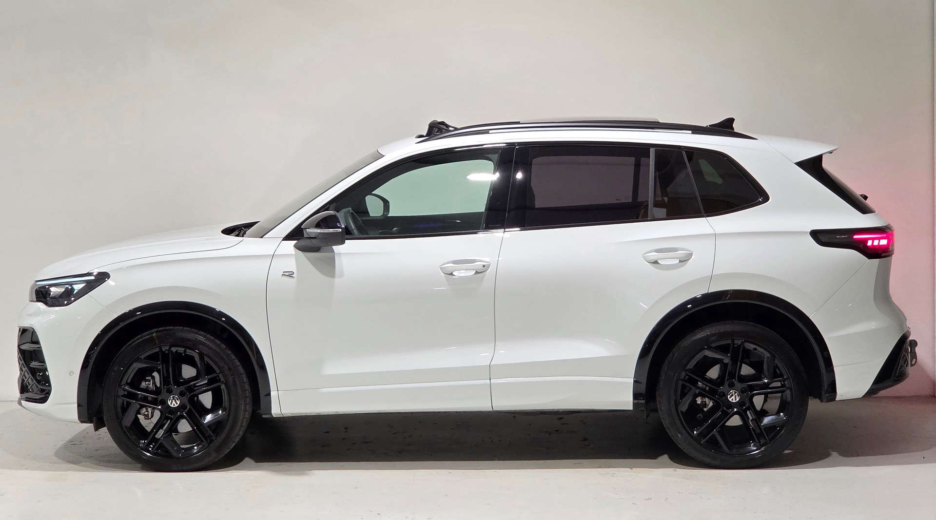 VW Tiguan 2.0 TSI DSG R-Line 4Motion-image-1