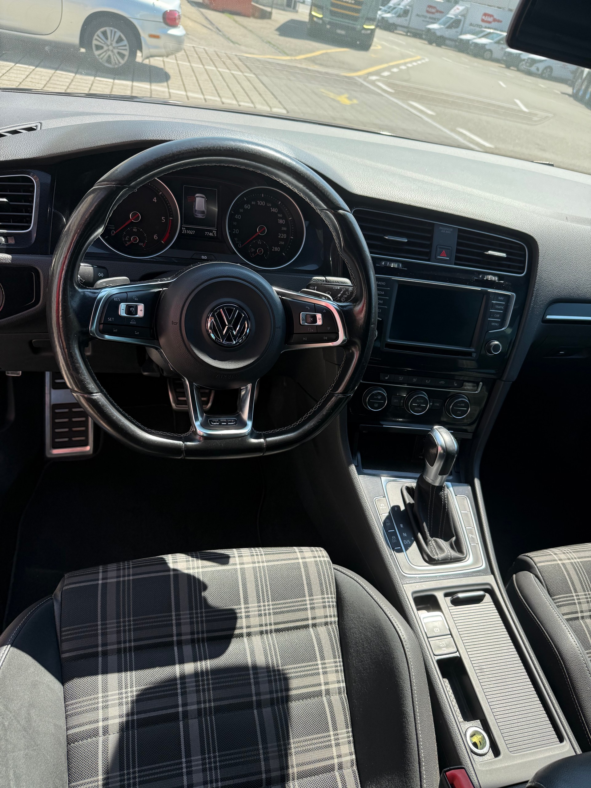 VW GOLF 2.0 TDI GTD DSG Scheckheft gepflegt/AHK/Dachbox/8fach bereift-image-3