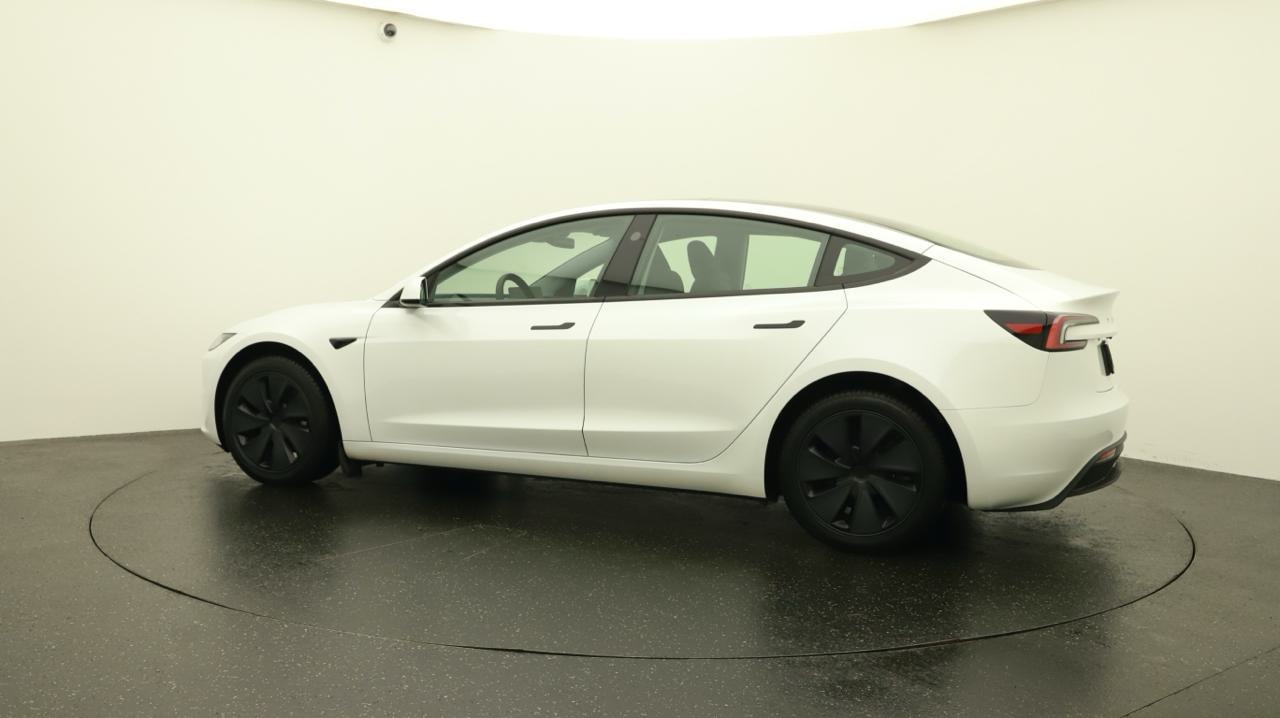 TESLA Model 3 Long Range Dual Motor AWD-showroom-element-2