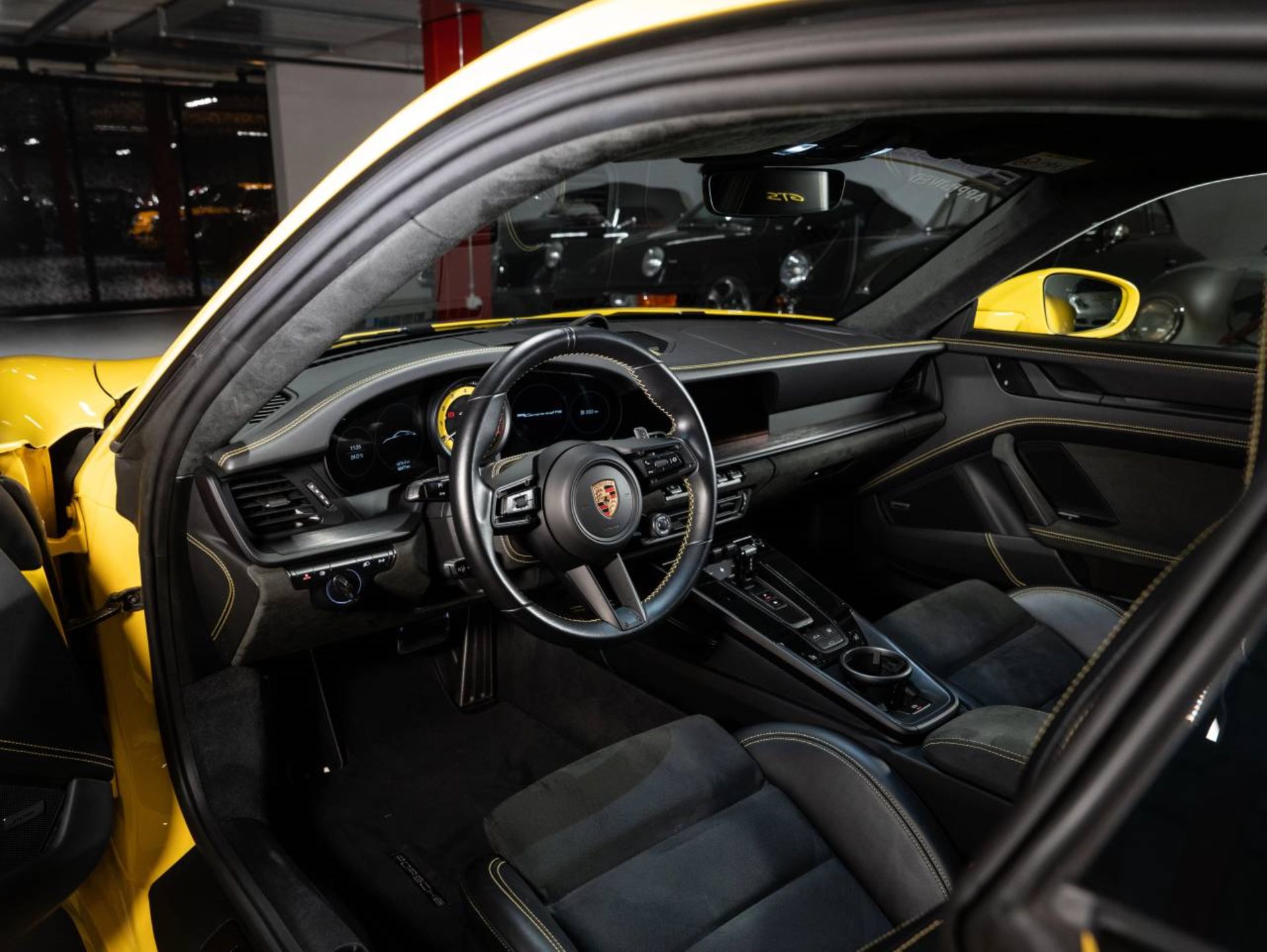 PORSCHE 911 Carrera 4 GTS-showroom-element-3