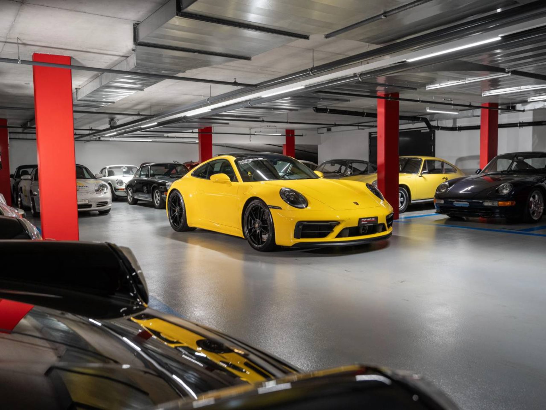 PORSCHE 911 Carrera 4 GTS-showroom-element-2