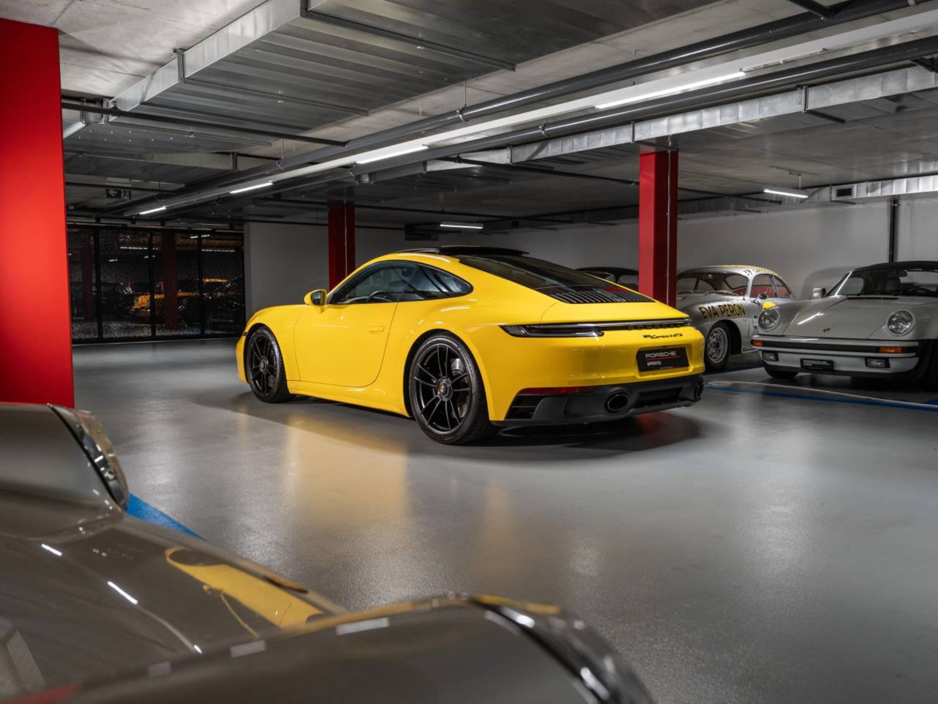 PORSCHE 911 Carrera 4 GTS-showroom-element-1