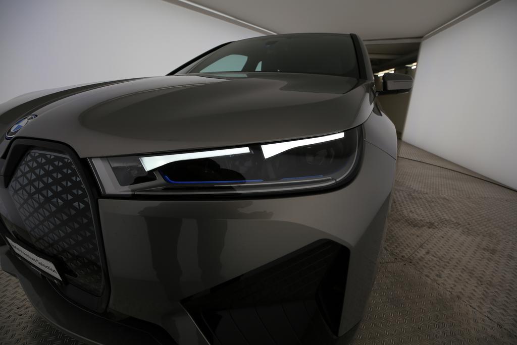 BMW iX M60-image-16