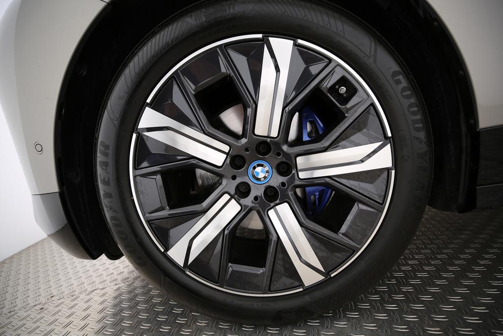 BMW iX M60-image-18