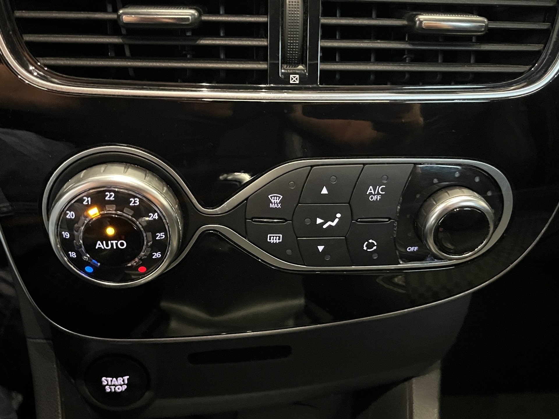 RENAULT Clio 0.9 12V Intens-image-11
