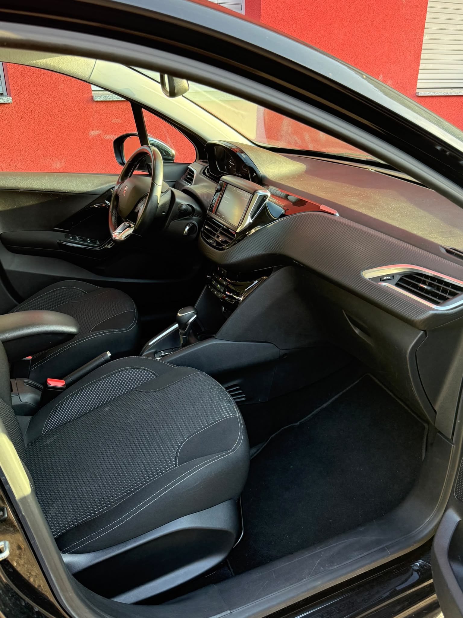 PEUGEOT 208 1.2 Allure Automatique-image-6