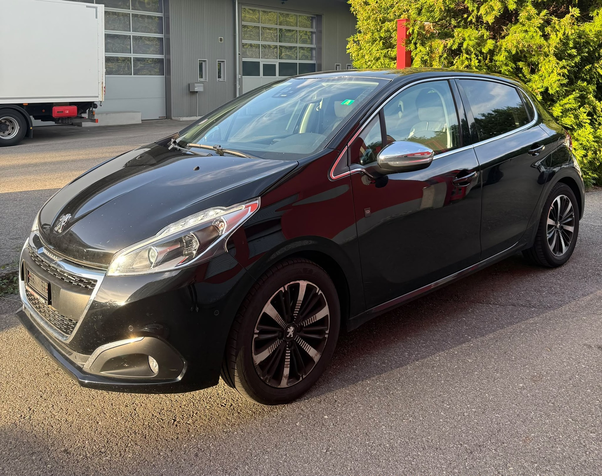 PEUGEOT 208 1.2 Allure Automatique-image-2