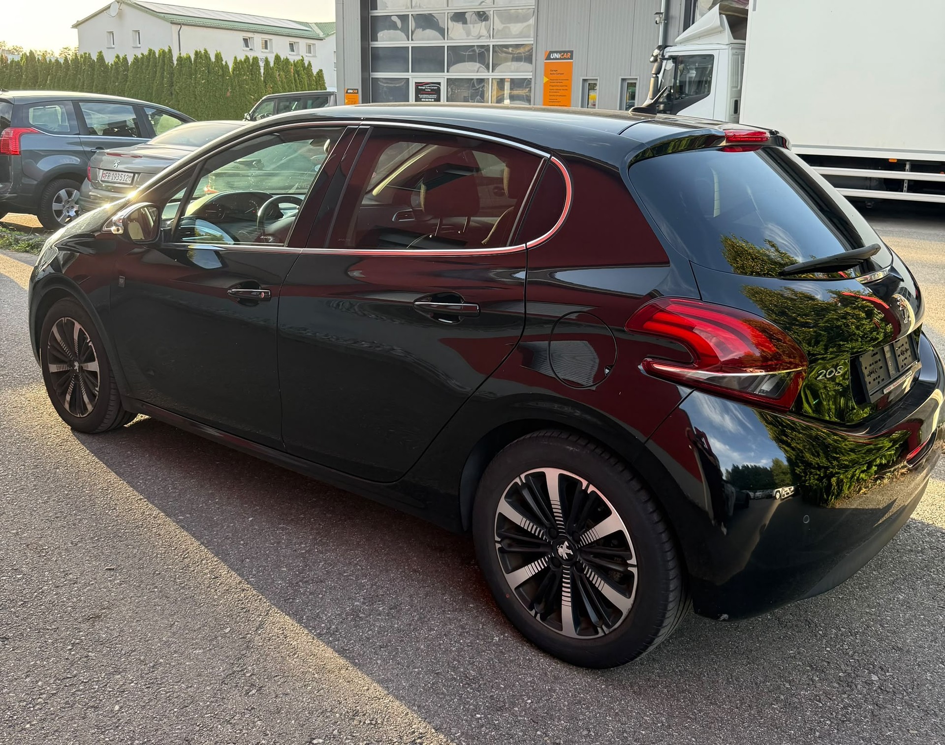 PEUGEOT 208 1.2 Allure Automatique-image-4