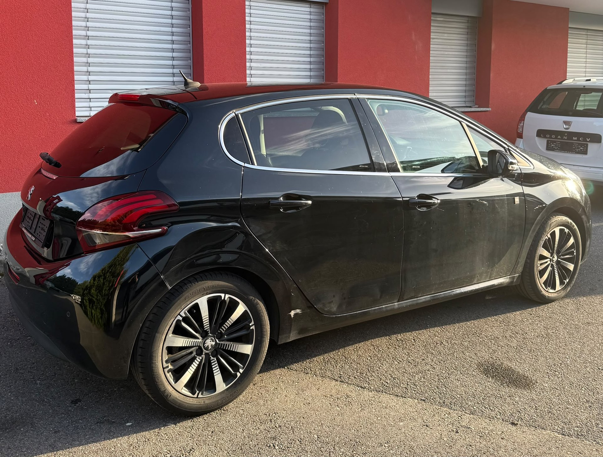 PEUGEOT 208 1.2 Allure Automatique-image-8