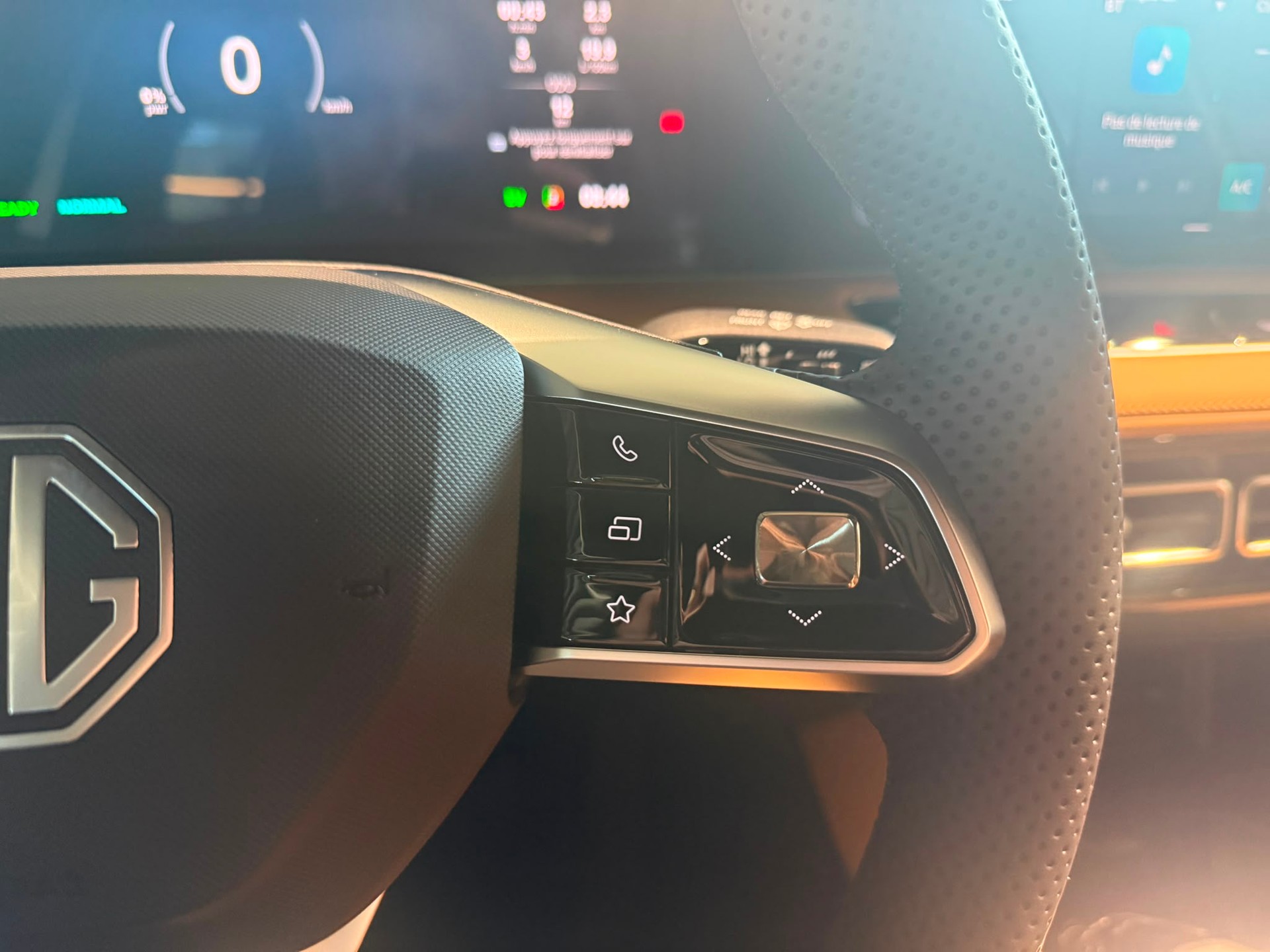 MG HS 1.5 T HEV Luxury-image-12