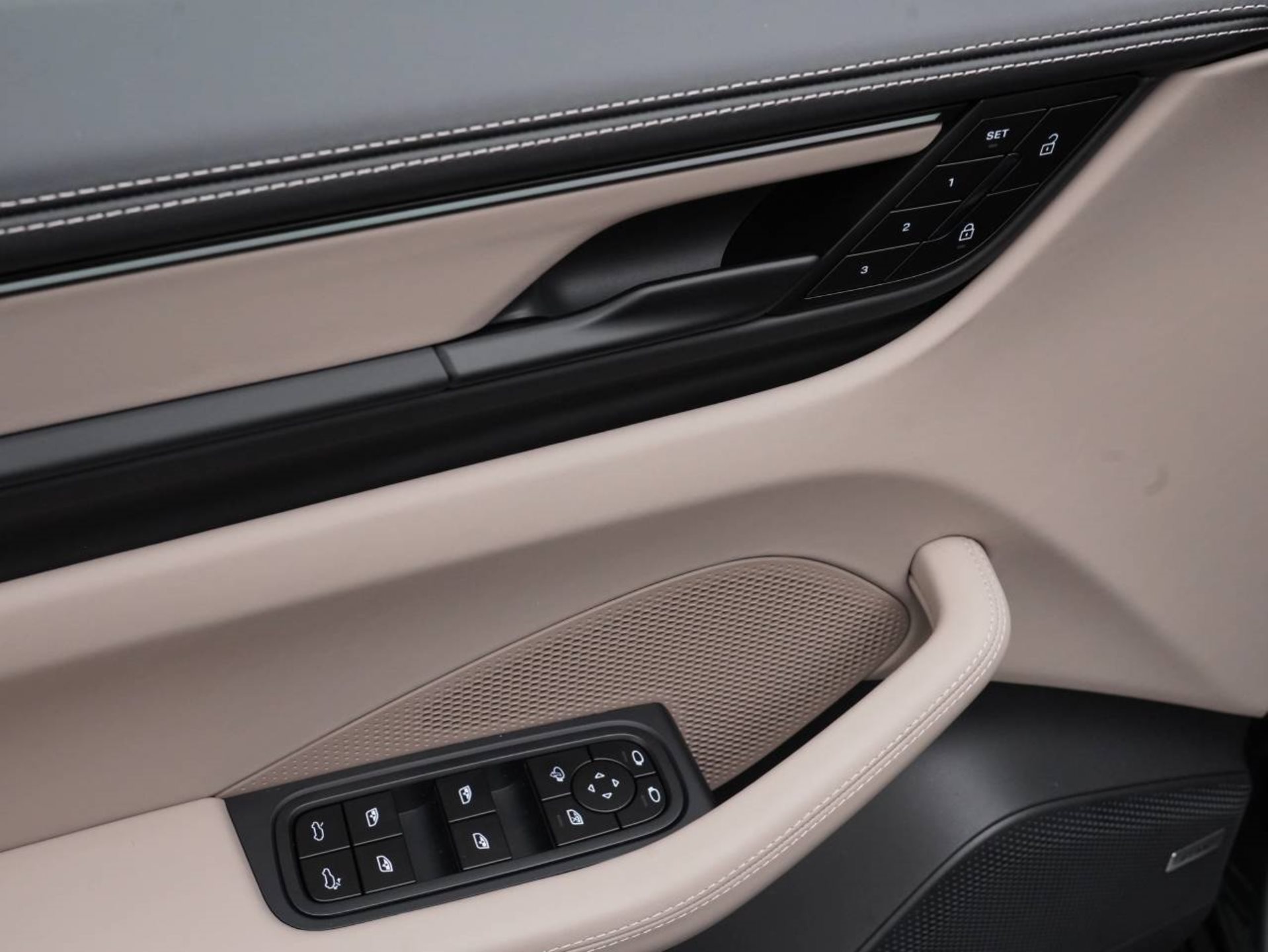 PORSCHE Macan Turbo-image-21