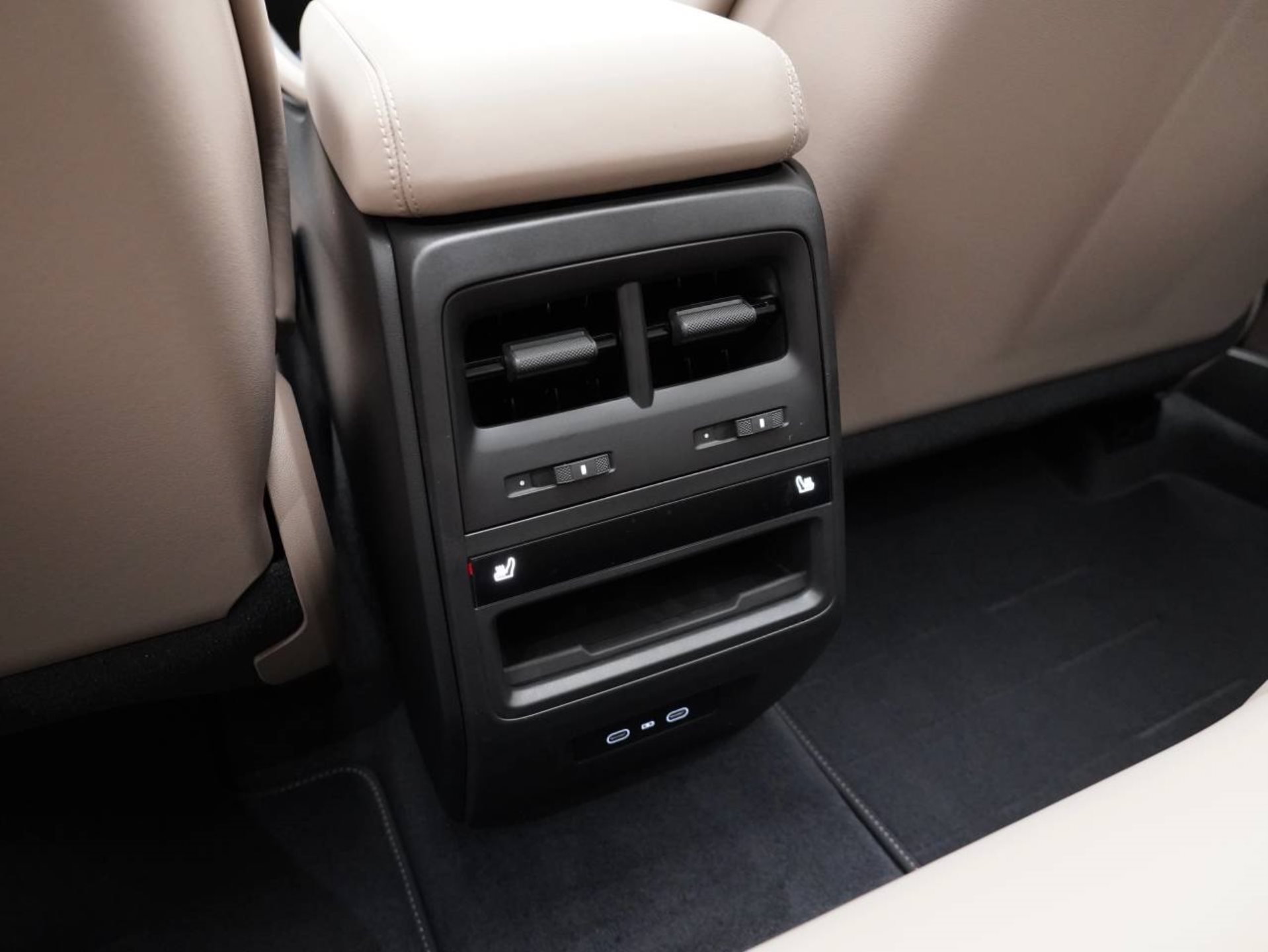 PORSCHE Macan Turbo-image-29