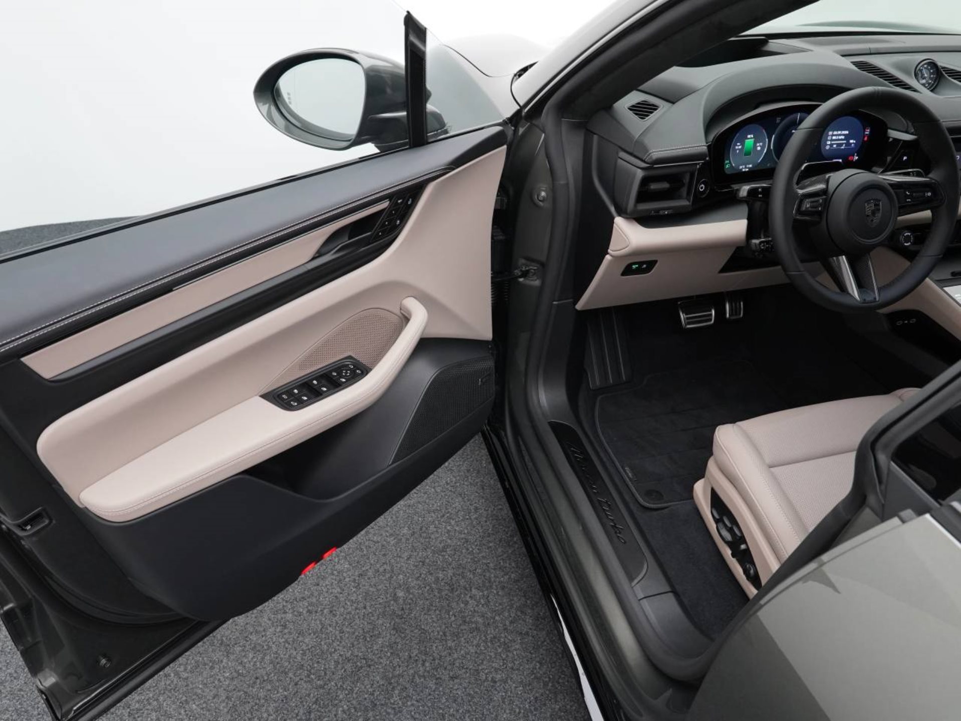PORSCHE Macan Turbo-image-3