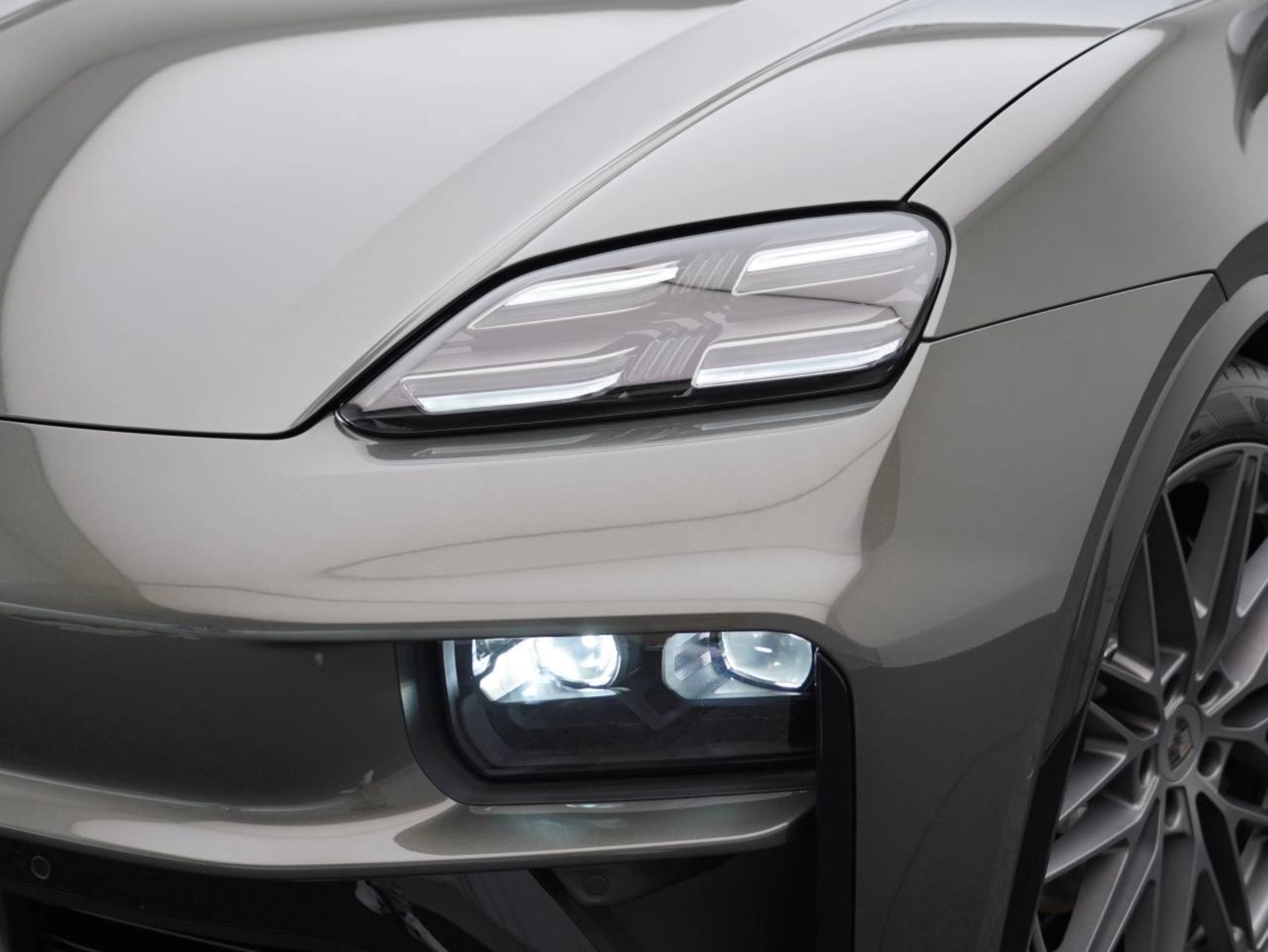 PORSCHE Macan Turbo-image-12