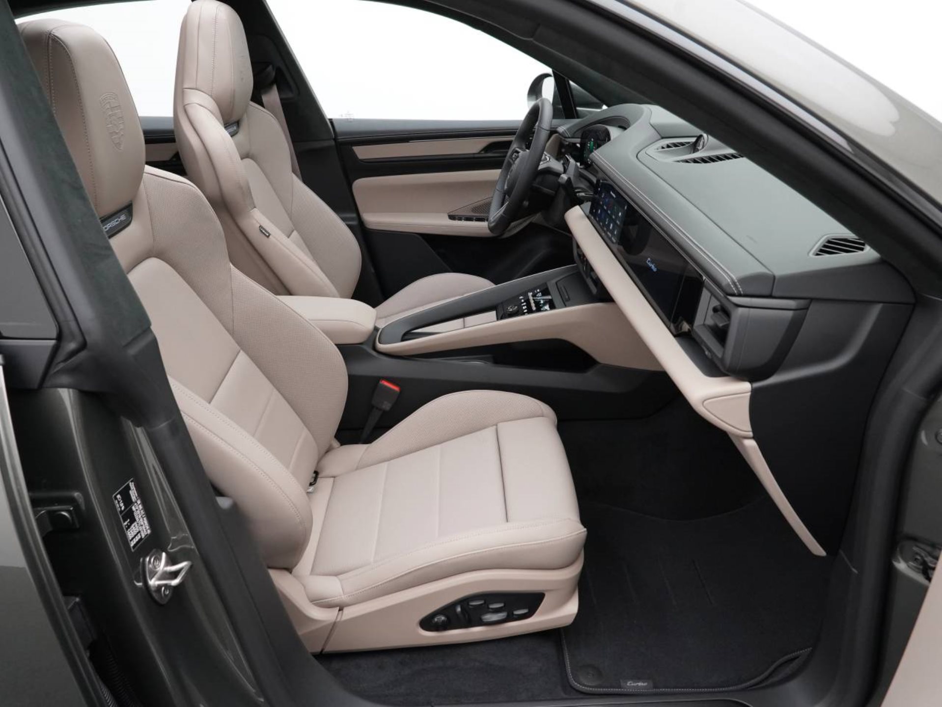 PORSCHE Macan Turbo-image-25