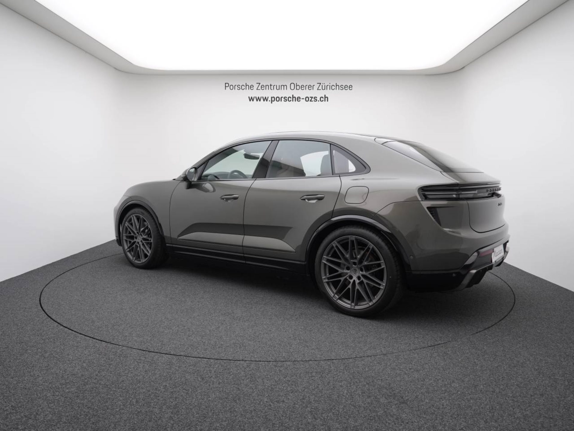 PORSCHE Macan Turbo-image-2