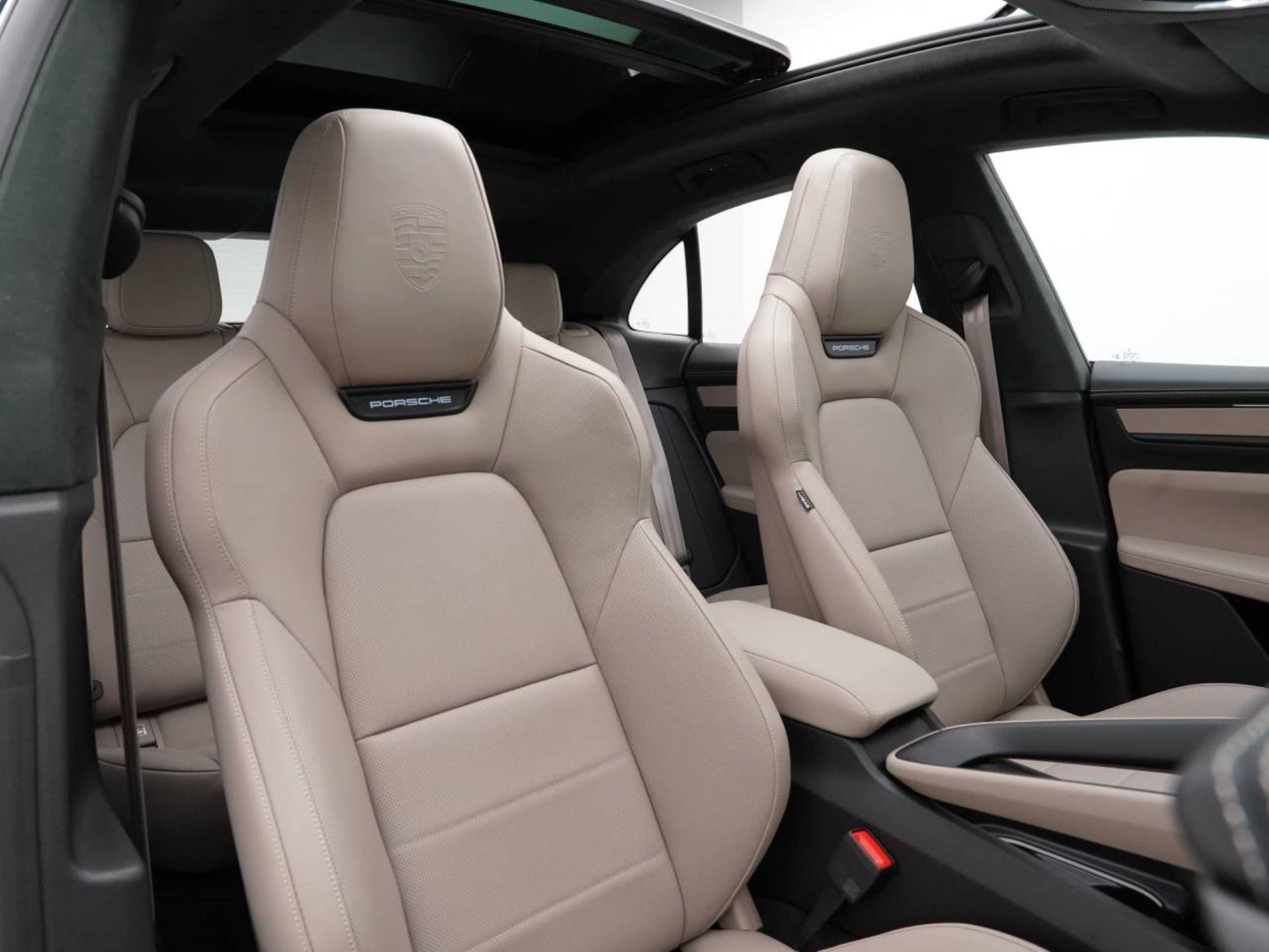PORSCHE Macan Turbo-image-26