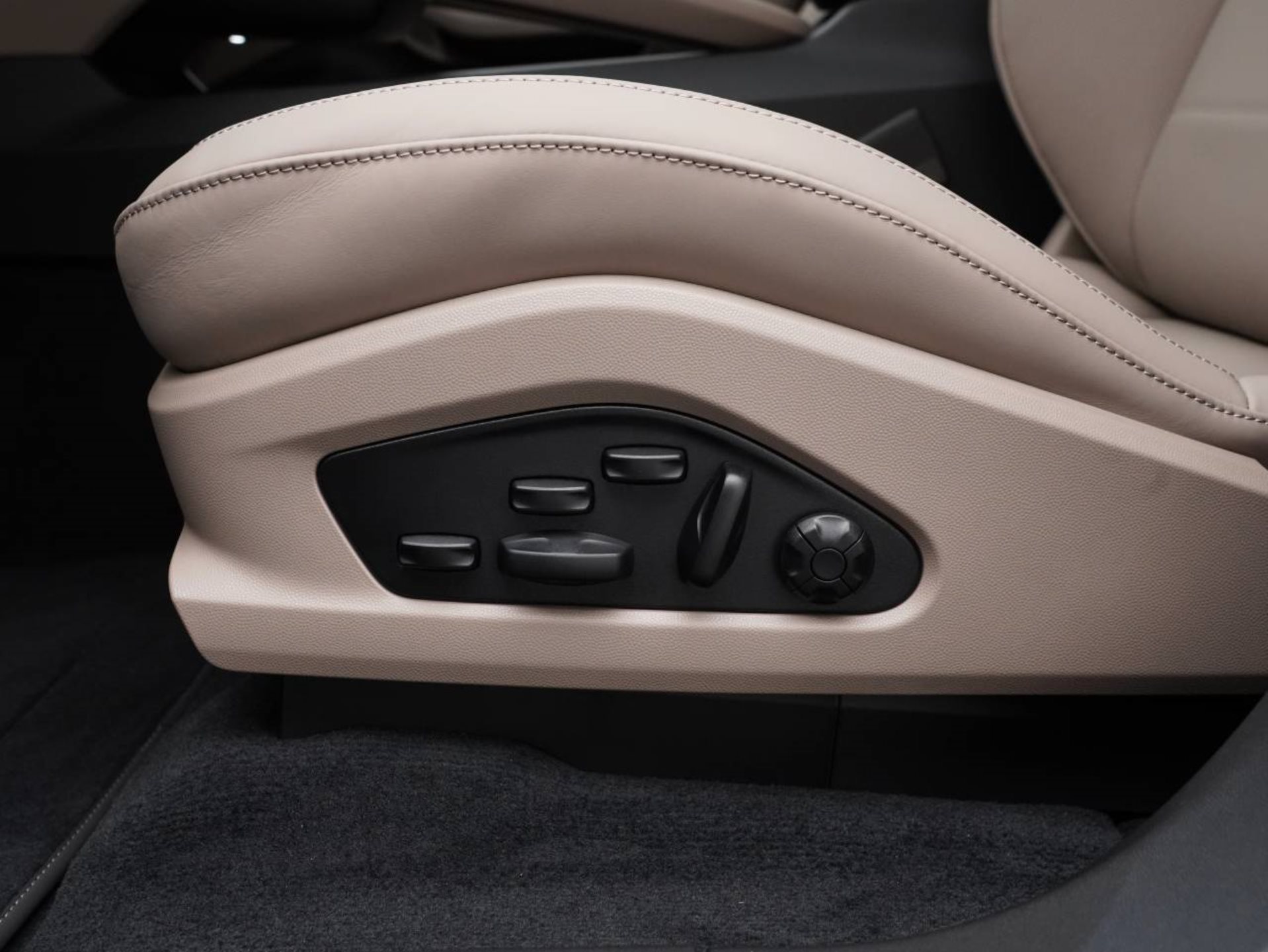 PORSCHE Macan Turbo-image-22