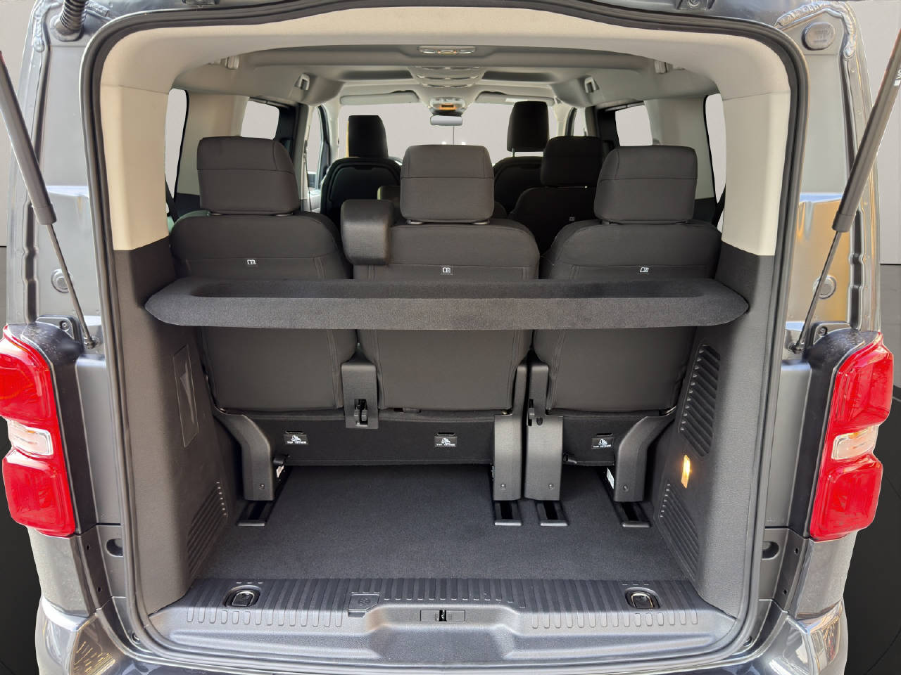 PEUGEOT Traveller Standard 2.2 BlueHDi Family Edition-image-13