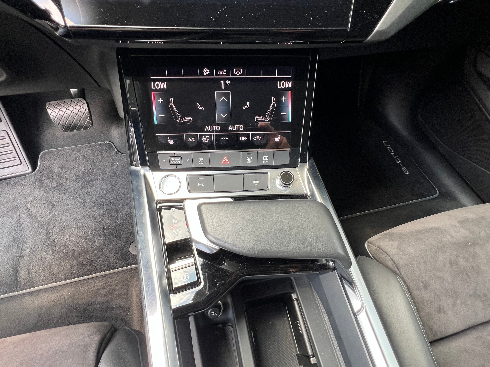 AUDI e-tron 55 quattro *** PS 360 * frisch ab MFK ***-image-23