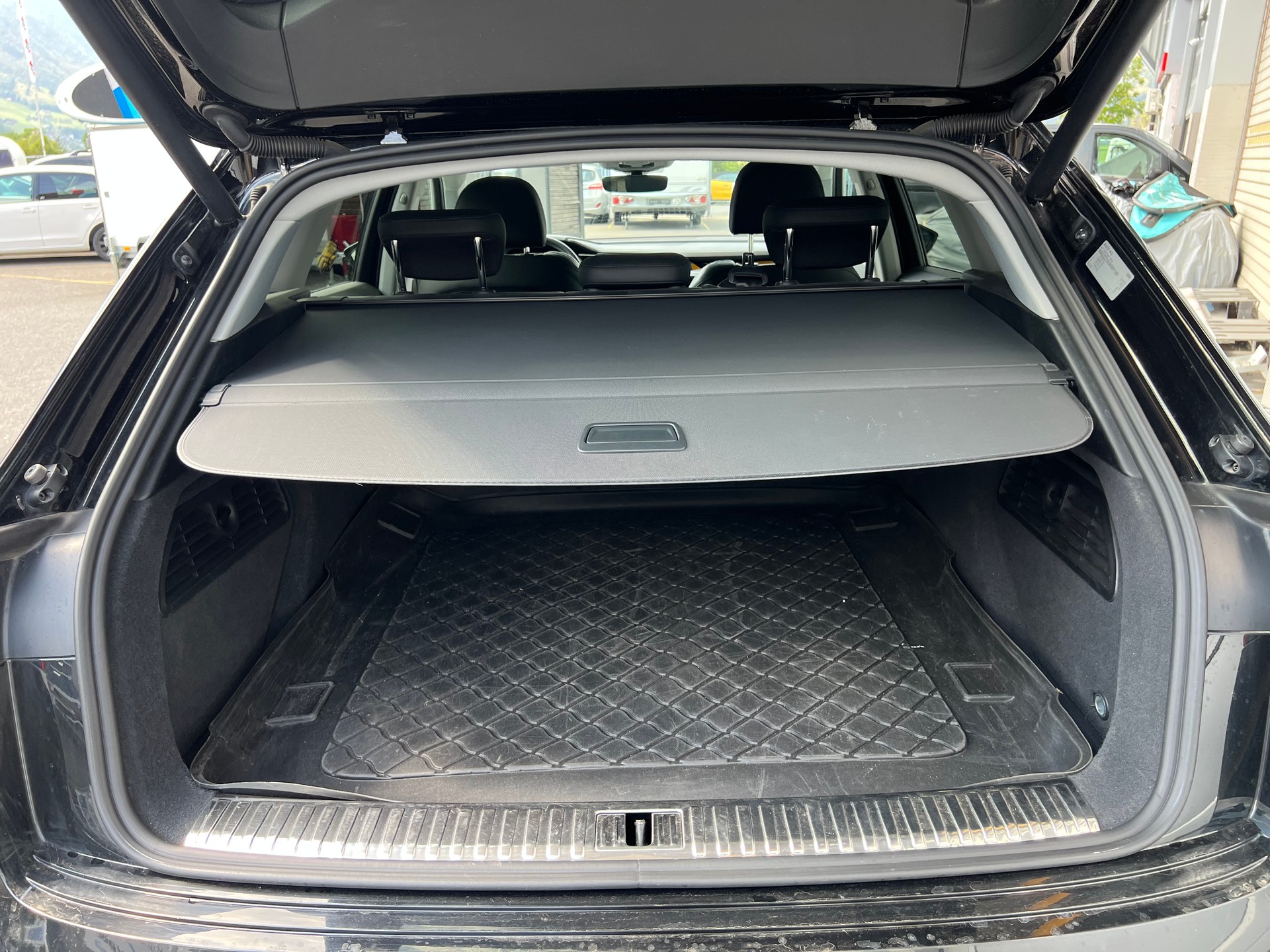 AUDI e-tron 55 quattro *** PS 360 * frisch ab MFK ***-image-12