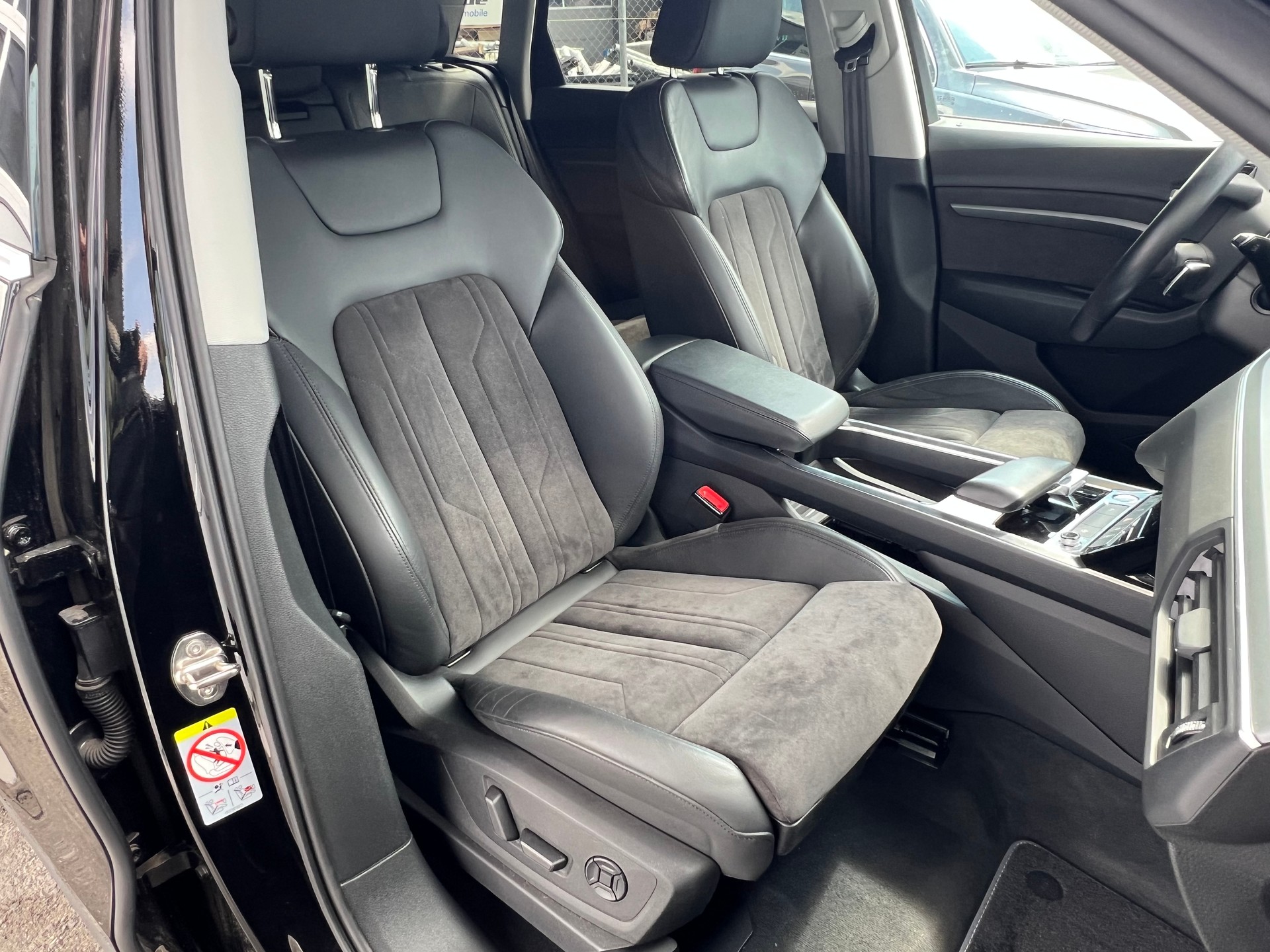 AUDI e-tron 55 quattro *** PS 360 * frisch ab MFK ***-image-17
