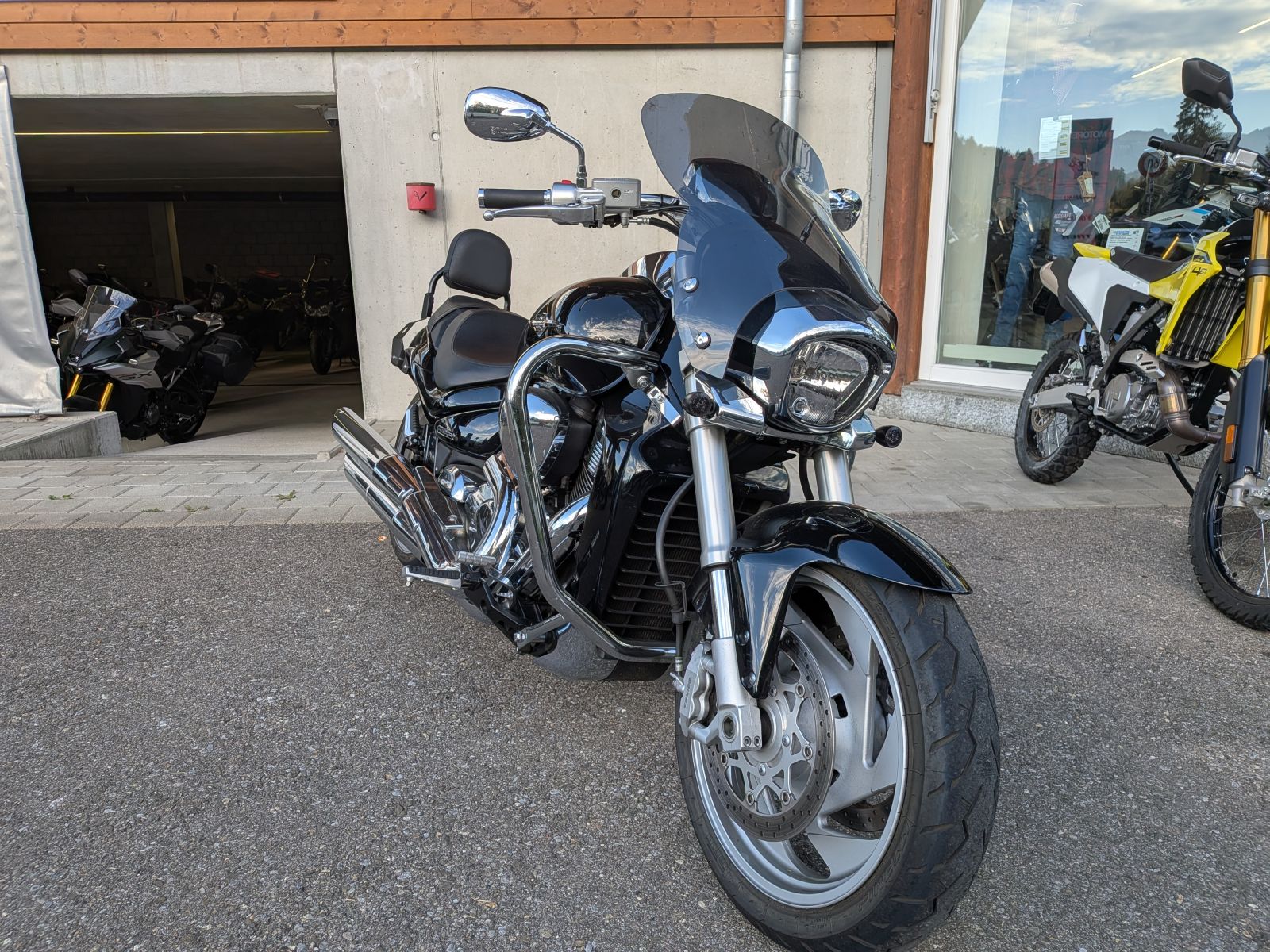 SUZUKI M 1800 R K7-image-1