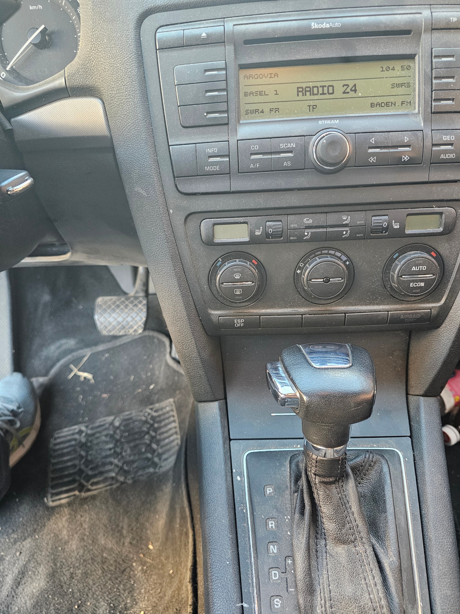 SKODA Octavia 2.0 FSI Edition 100-image-8