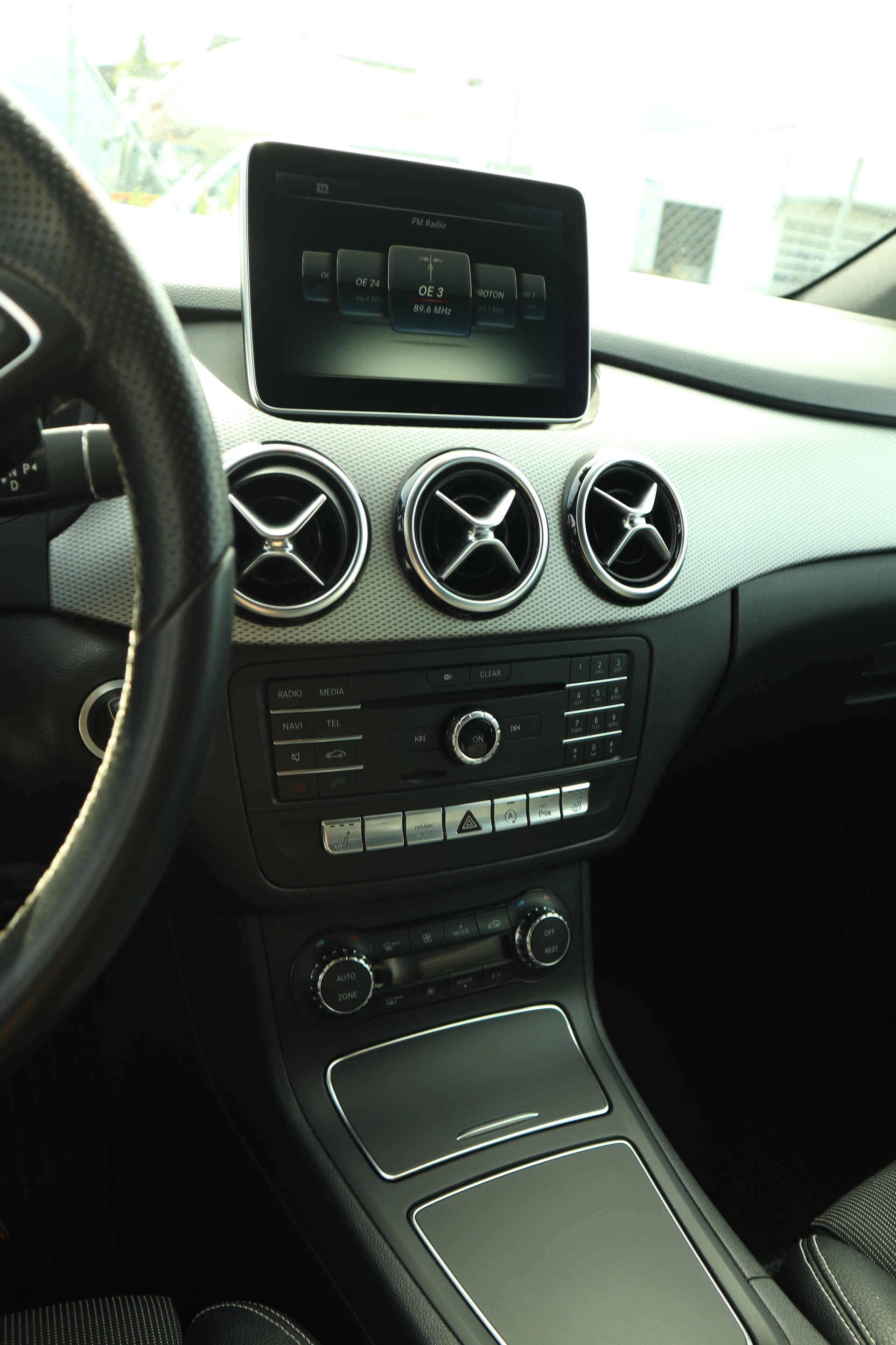 MERCEDES-BENZ B 180d-showroom-element-2