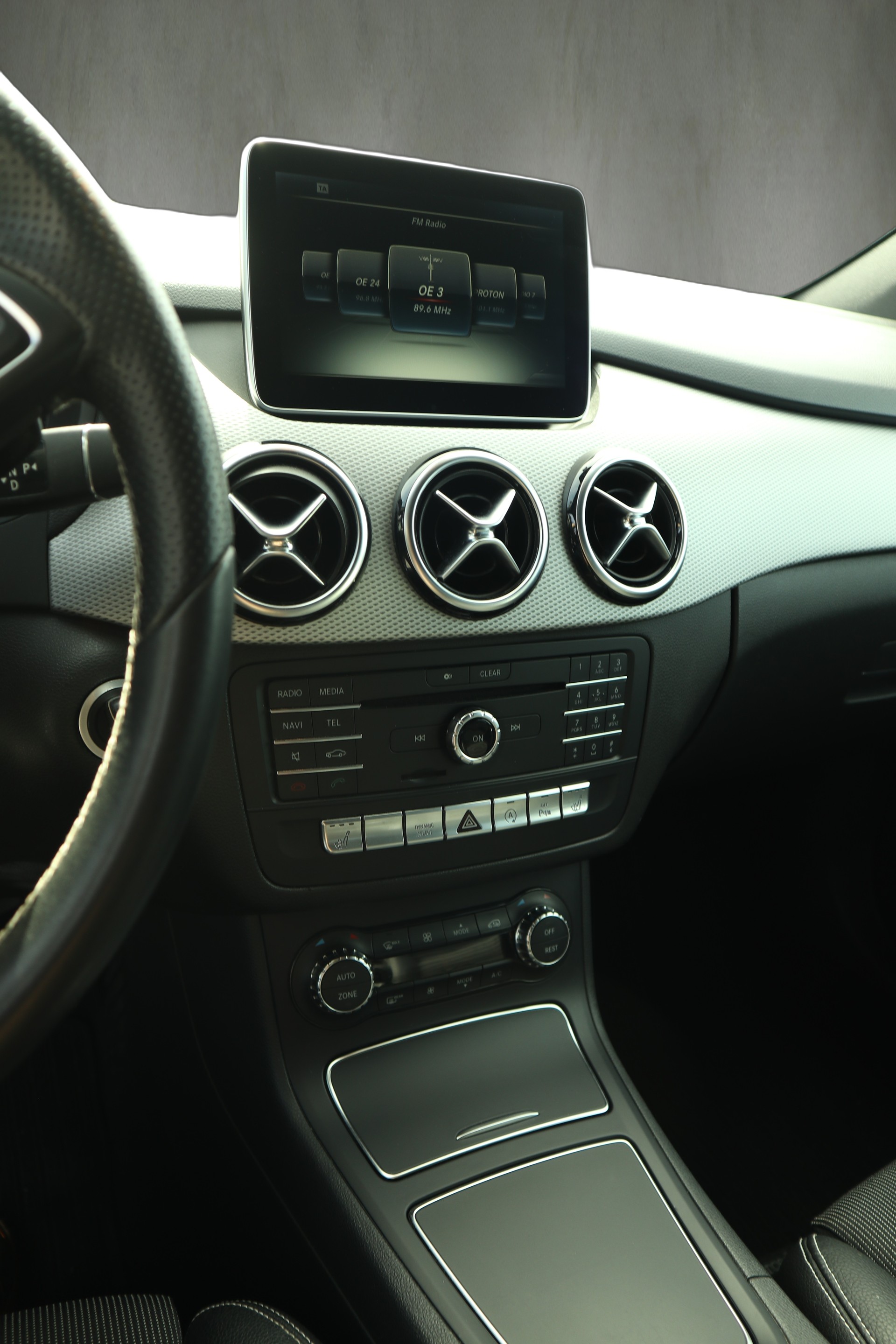 MERCEDES-BENZ B 180d-showroom-element-2