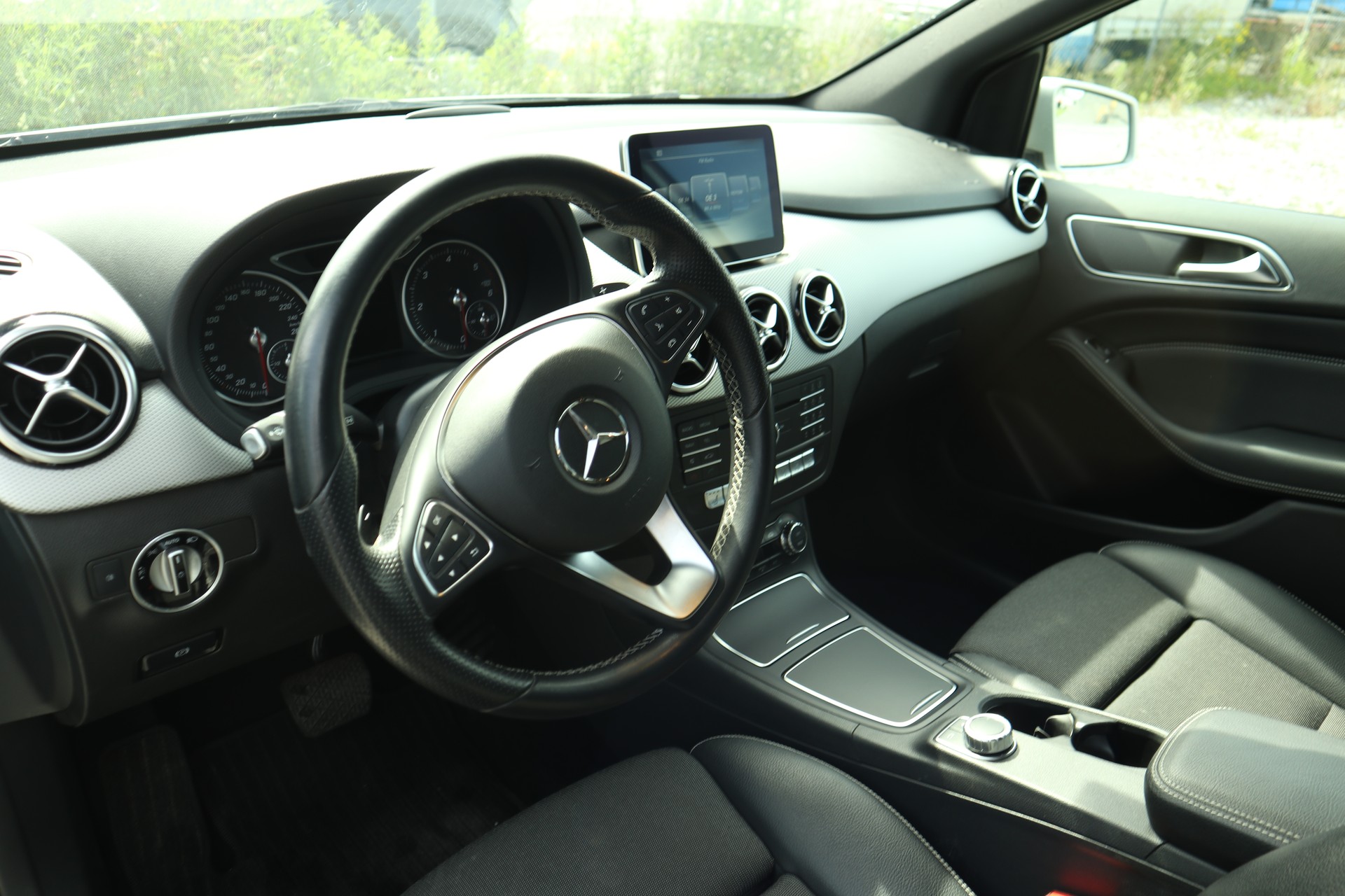 MERCEDES-BENZ B 180d-showroom-element-3