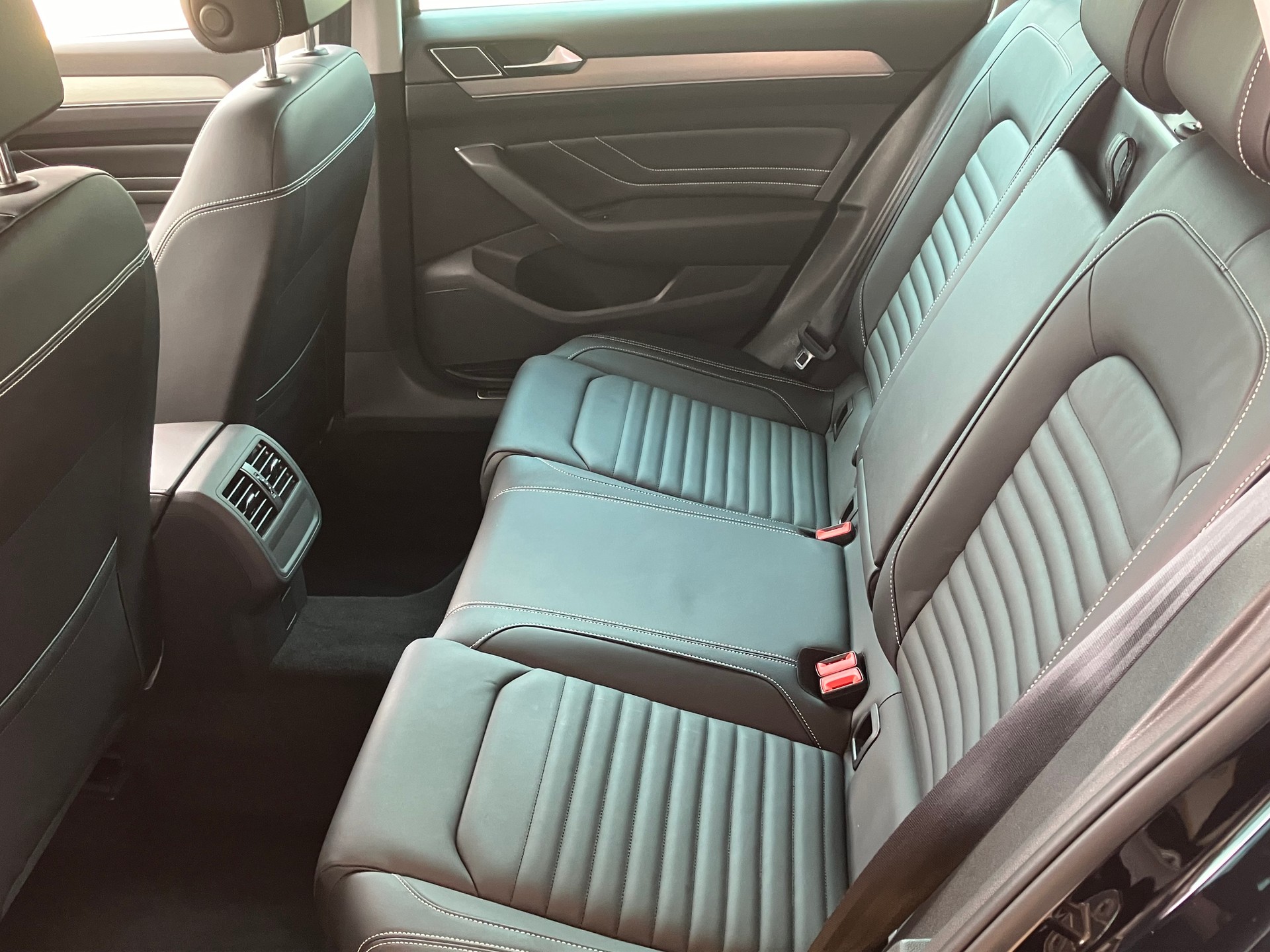 VW Passat 2.0 TDI BMT Elegance 4Motion DSG-image-8