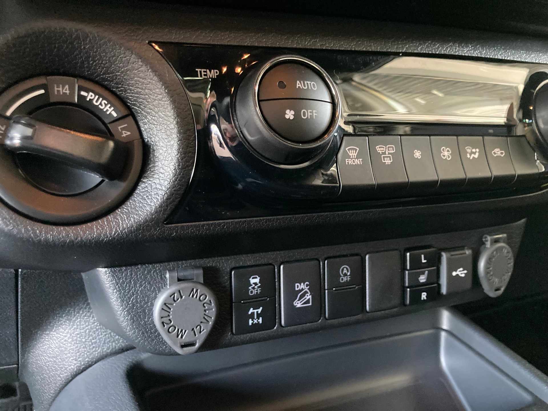 TOYOTA Hilux 2.8D-4D Invincible Extra Cab 4x4 A-image-11