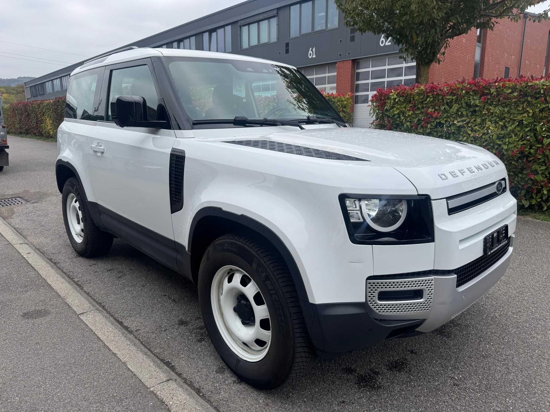 LAND ROVER Defender 90 3.0D I6 200 S AT8-image-2