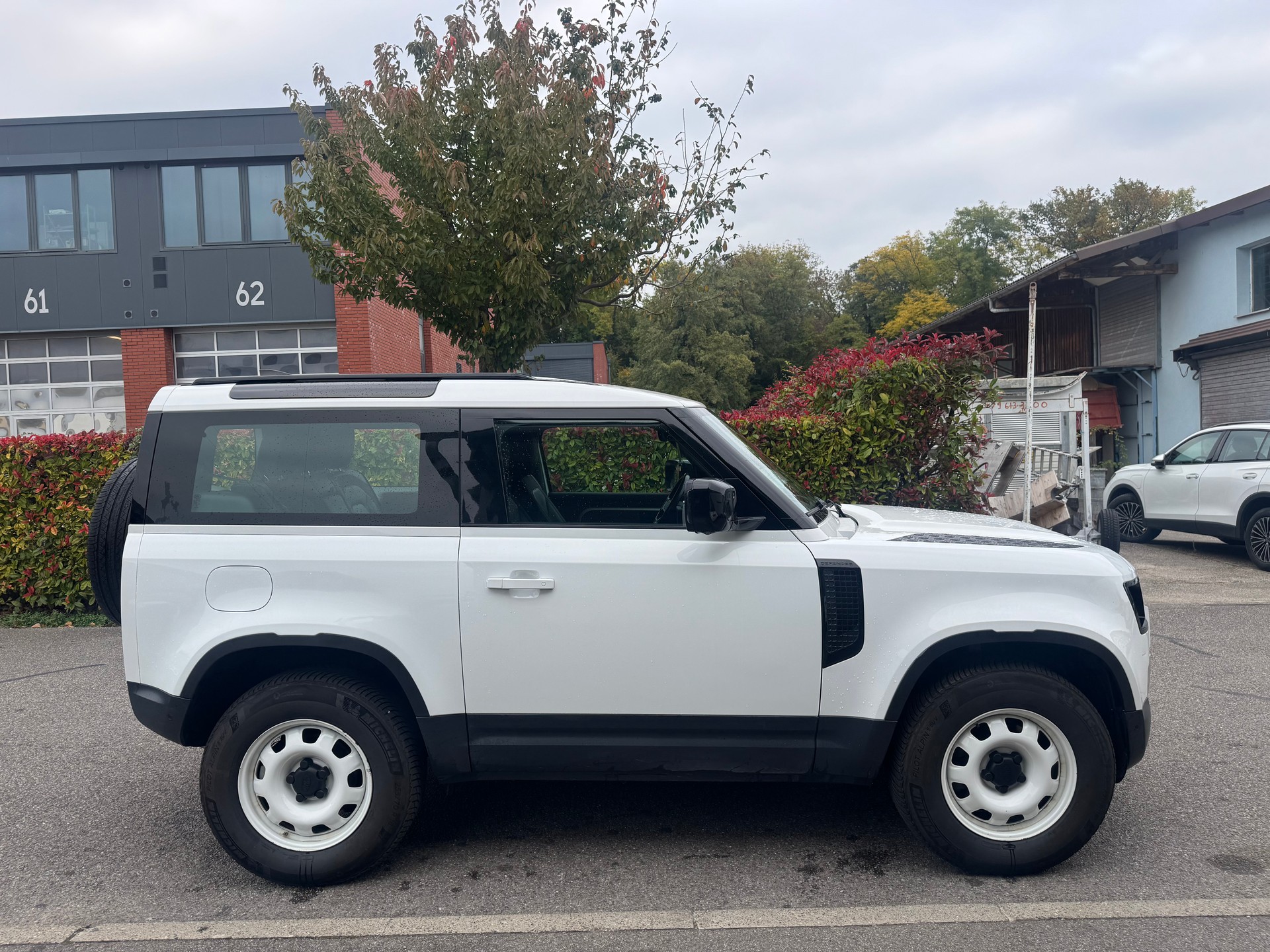 LAND ROVER Defender 90 3.0D I6 200 S AT8-image-3