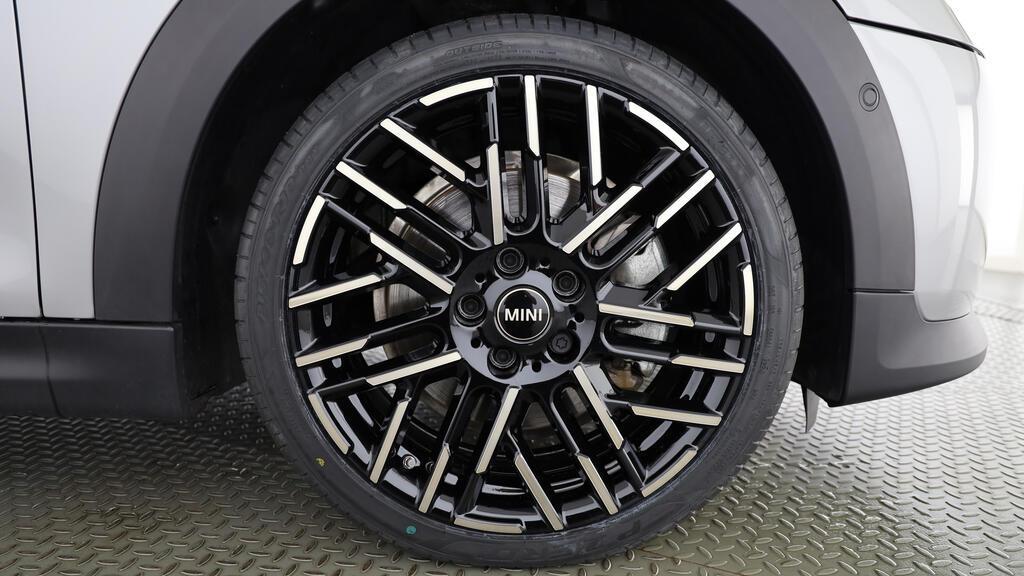 MINI Cooper S Cabrio-image-8
