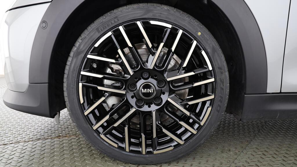 MINI Cooper S Cabrio-image-9