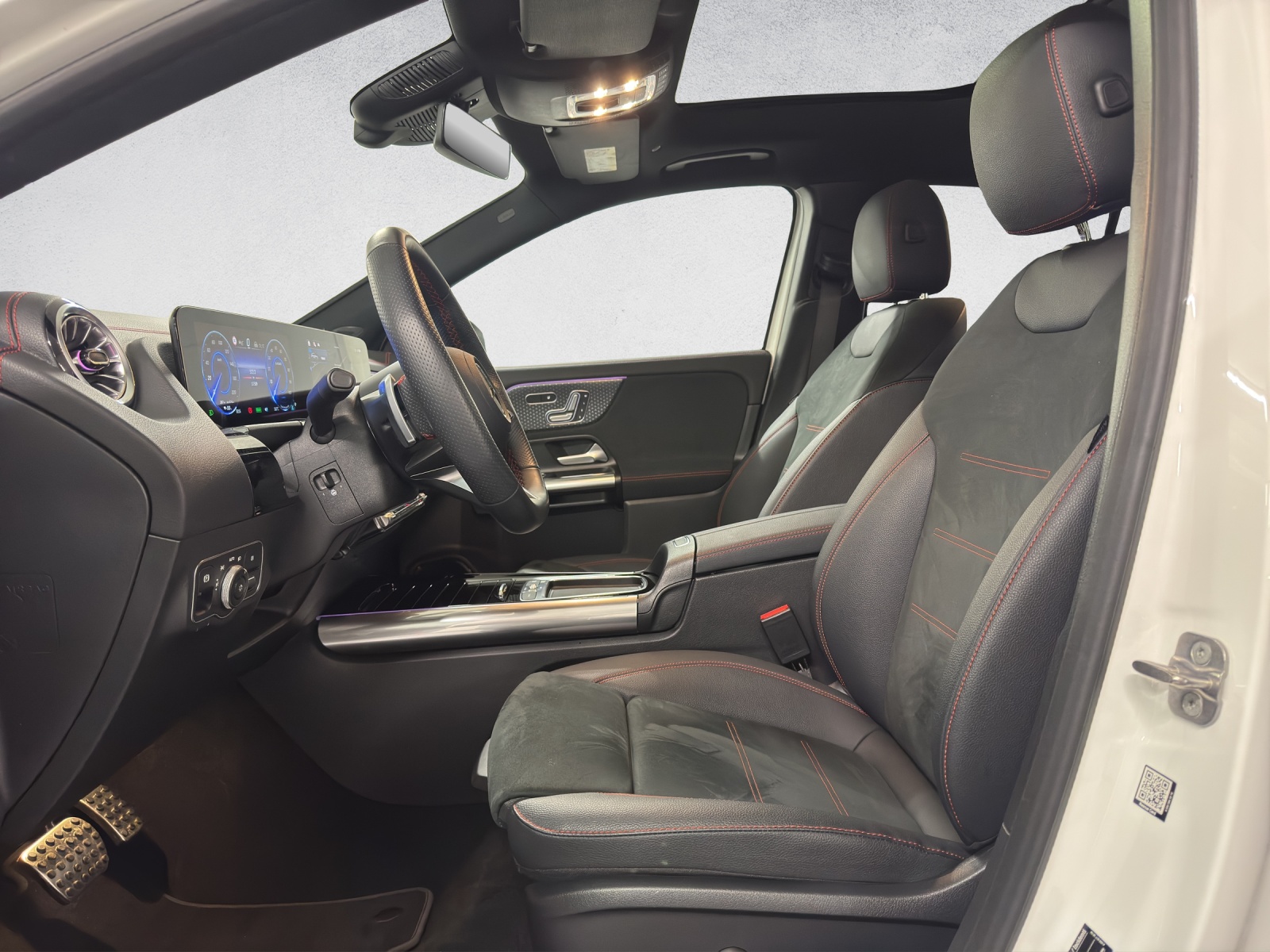 MERCEDES-BENZ EQA 350 AMG Line 4Matic Swiss Star-image-10