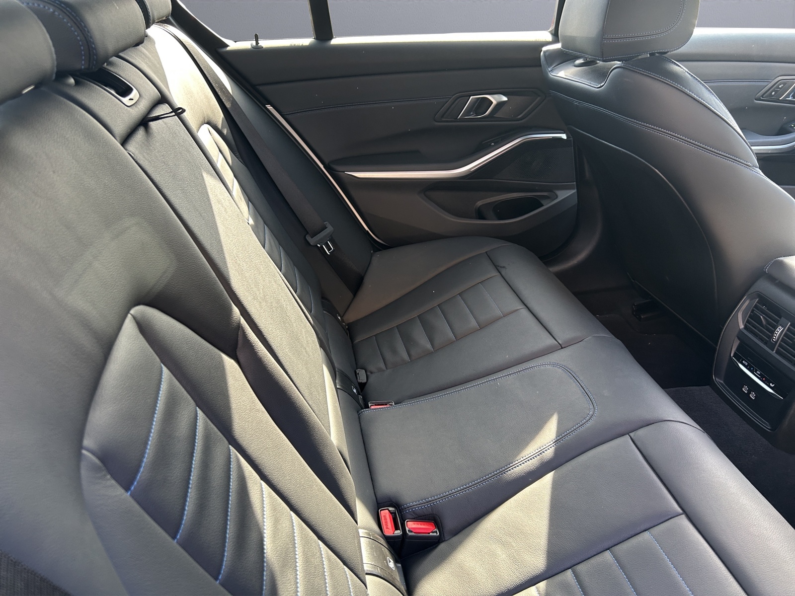 BMW 320d xDrive 48V Steptronic M Sport-image-15