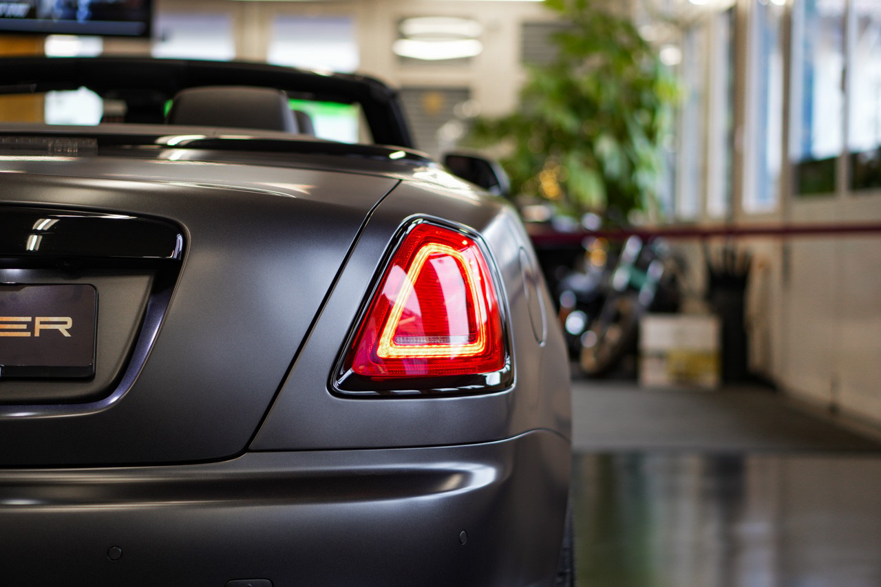 ROLLS-ROYCE Dawn 6.6 V12 Black Badge-image-9
